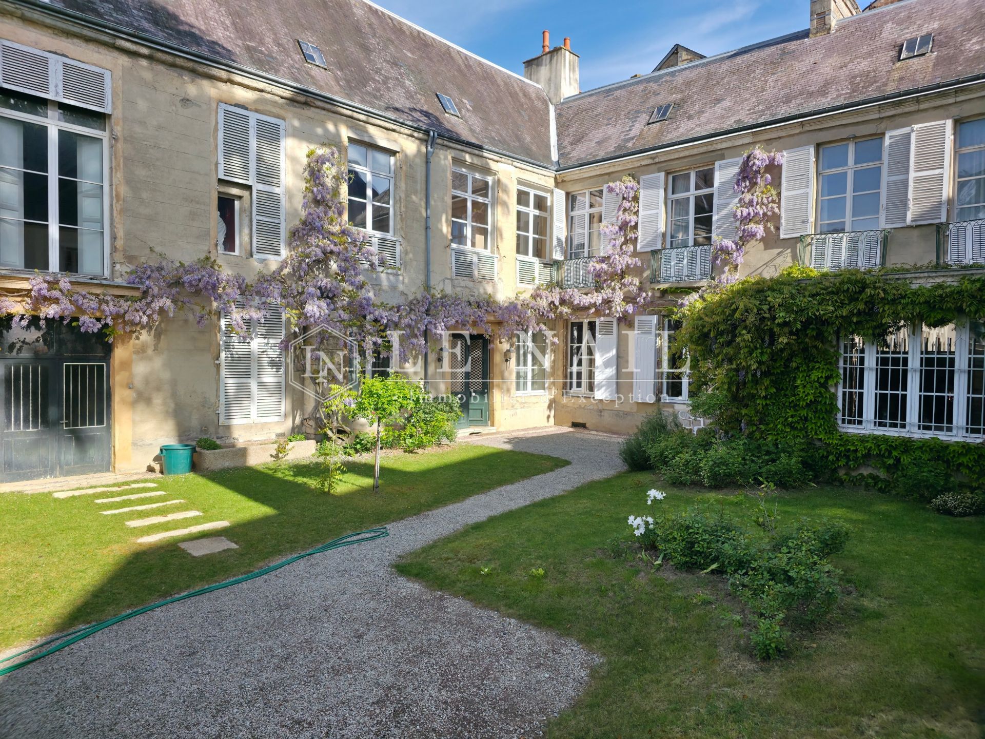 townhouse 11 rooms for sale on ALENCON (61000)