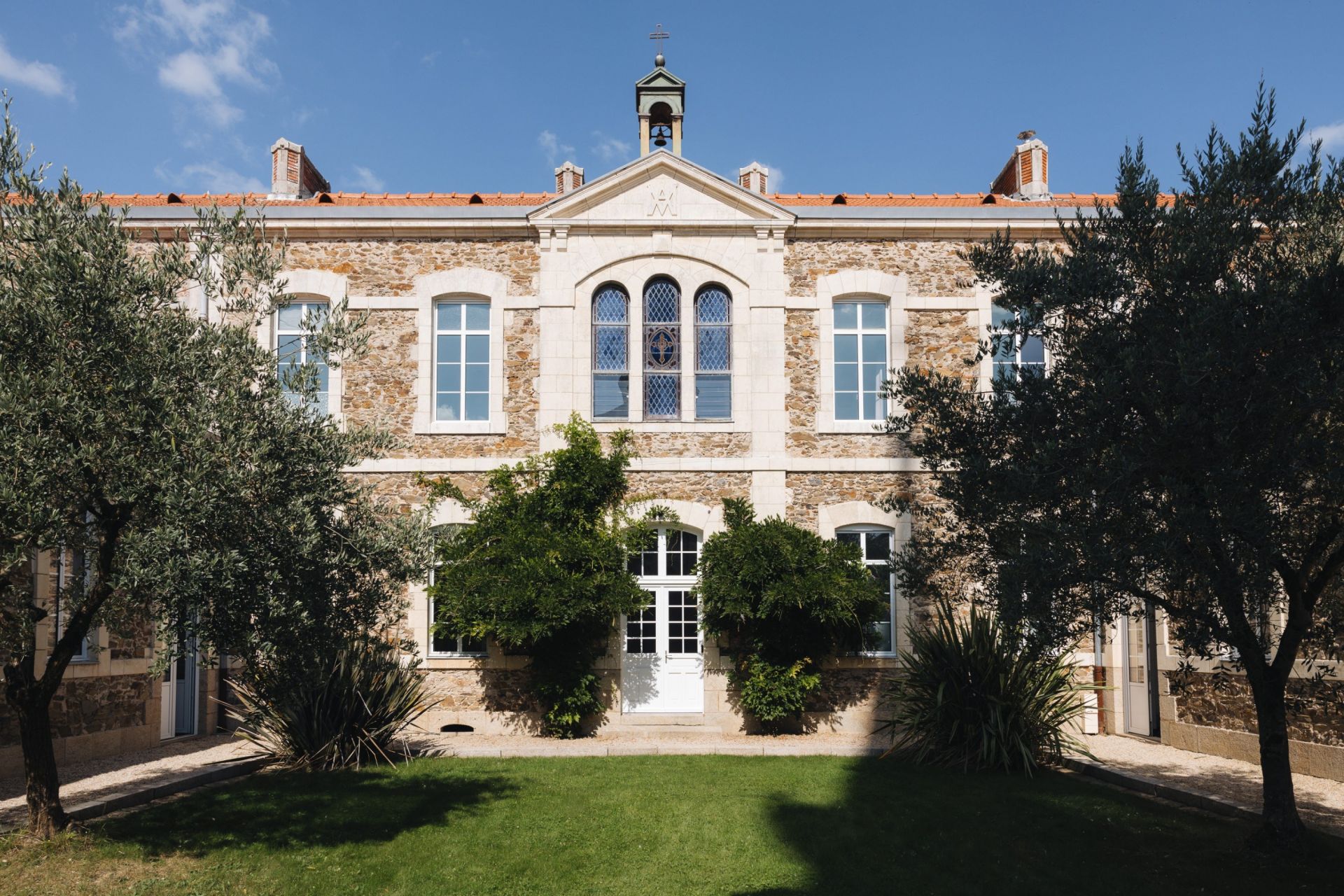 townhouse 20 rooms for sale on LES HERBIERS (85500)