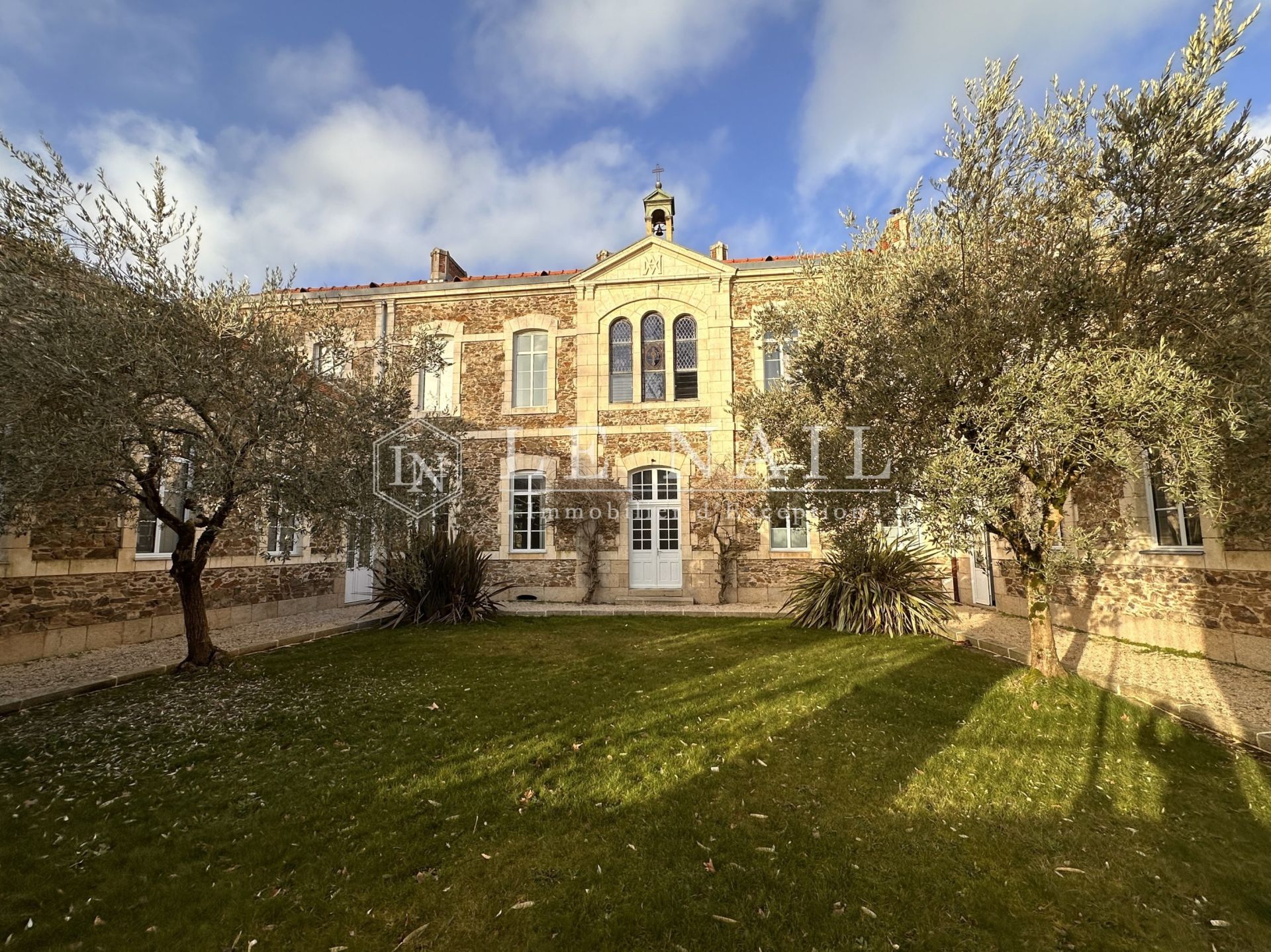 townhouse 20 rooms for sale on LES HERBIERS (85500)