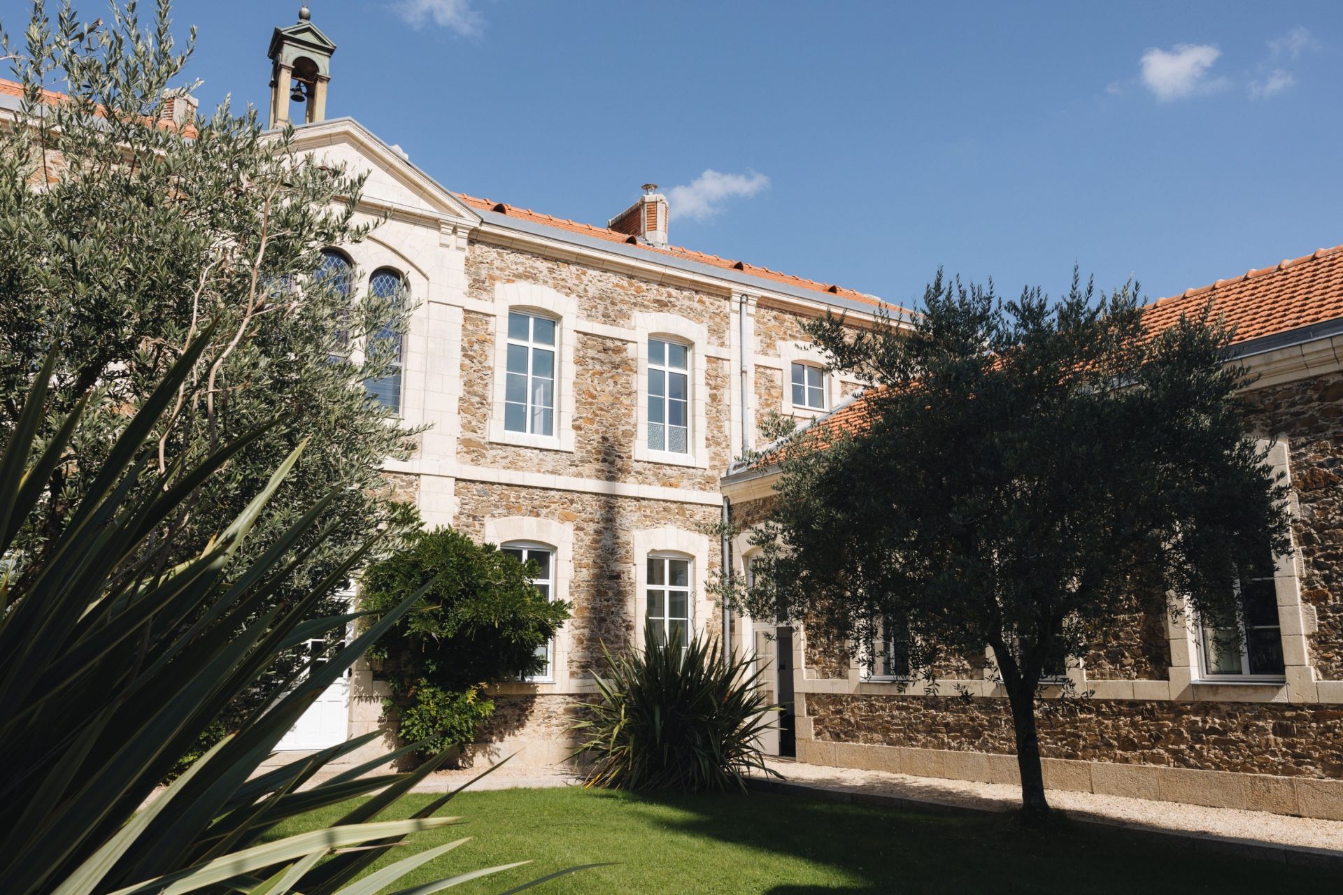 townhouse 20 rooms for sale on LES HERBIERS (85500)