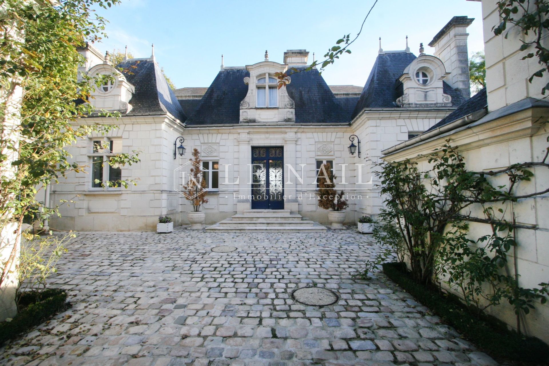 townhouse 13 rooms for sale on LOCHES (37600)