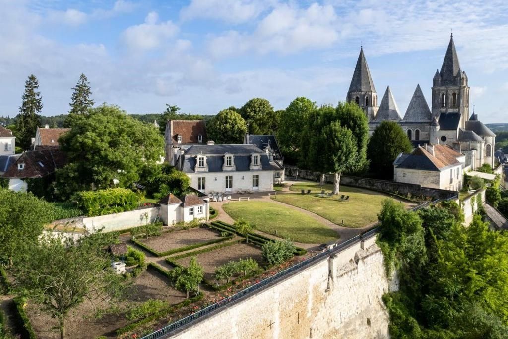 townhouse 13 rooms for sale on LOCHES (37600)