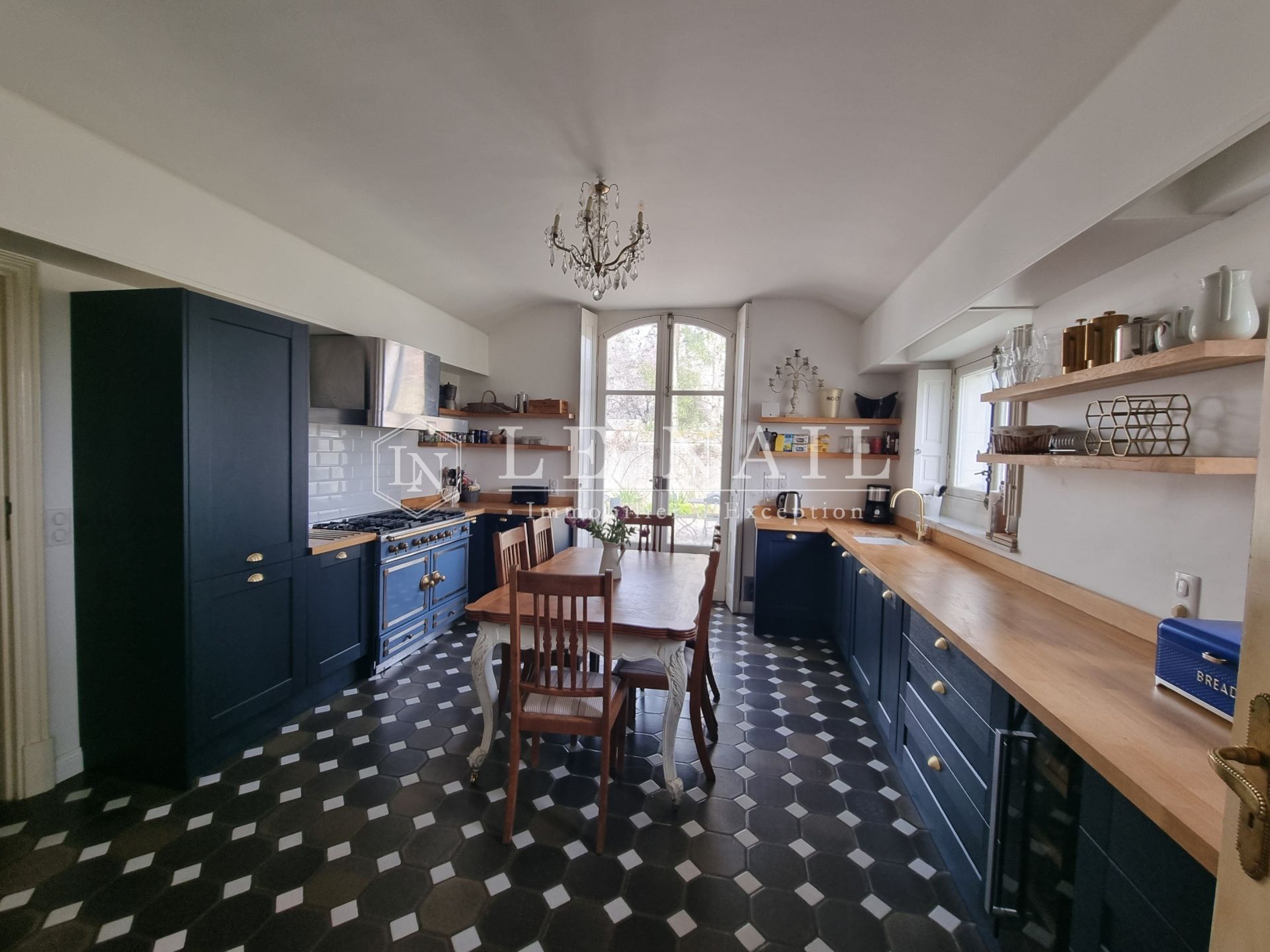 townhouse 13 rooms for sale on LOCHES (37600)