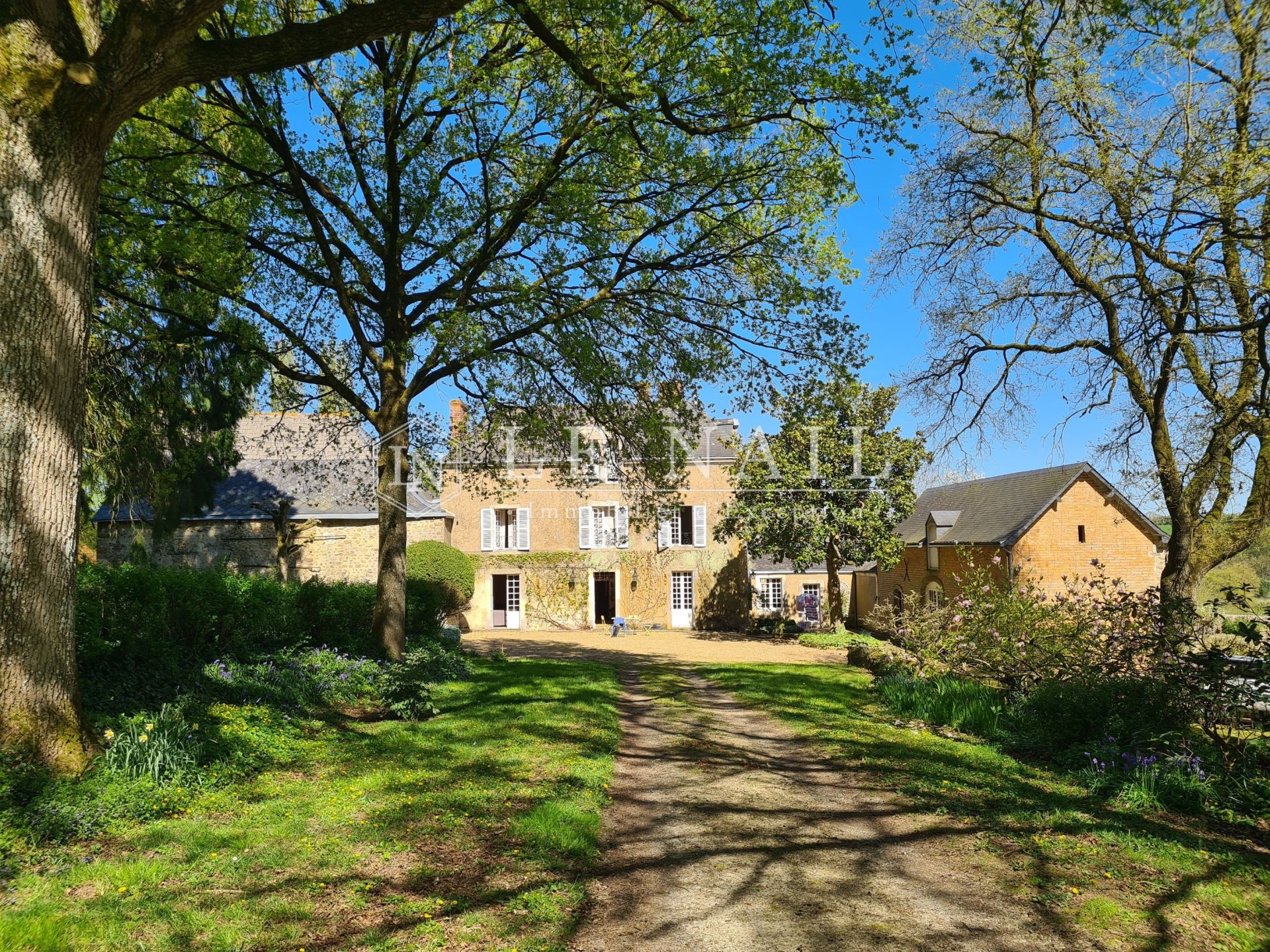 manoir 11 pièces en vente à SABLE SUR SARTHE (72300)