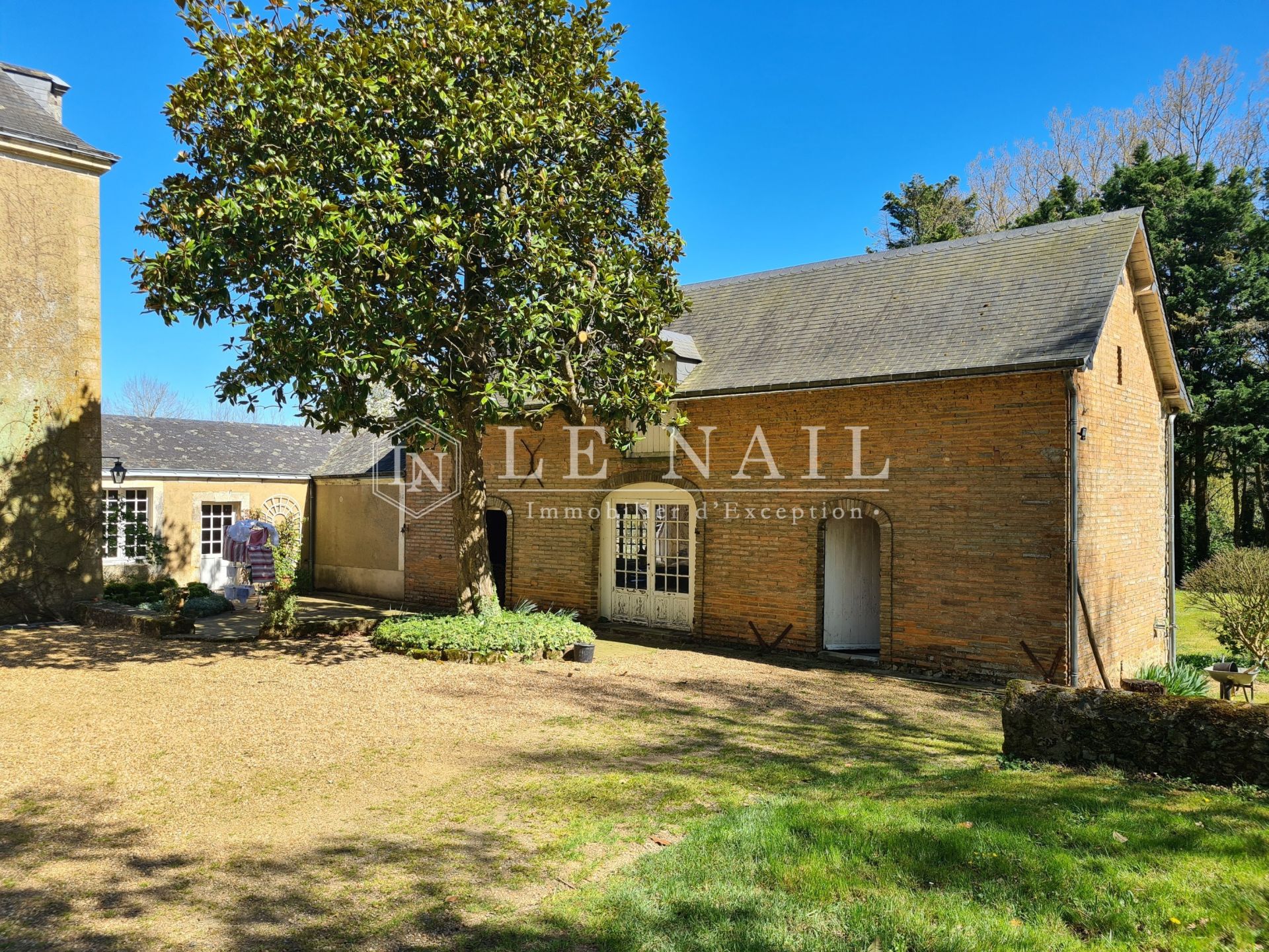 manoir 11 pièces en vente à SABLE SUR SARTHE (72300)
