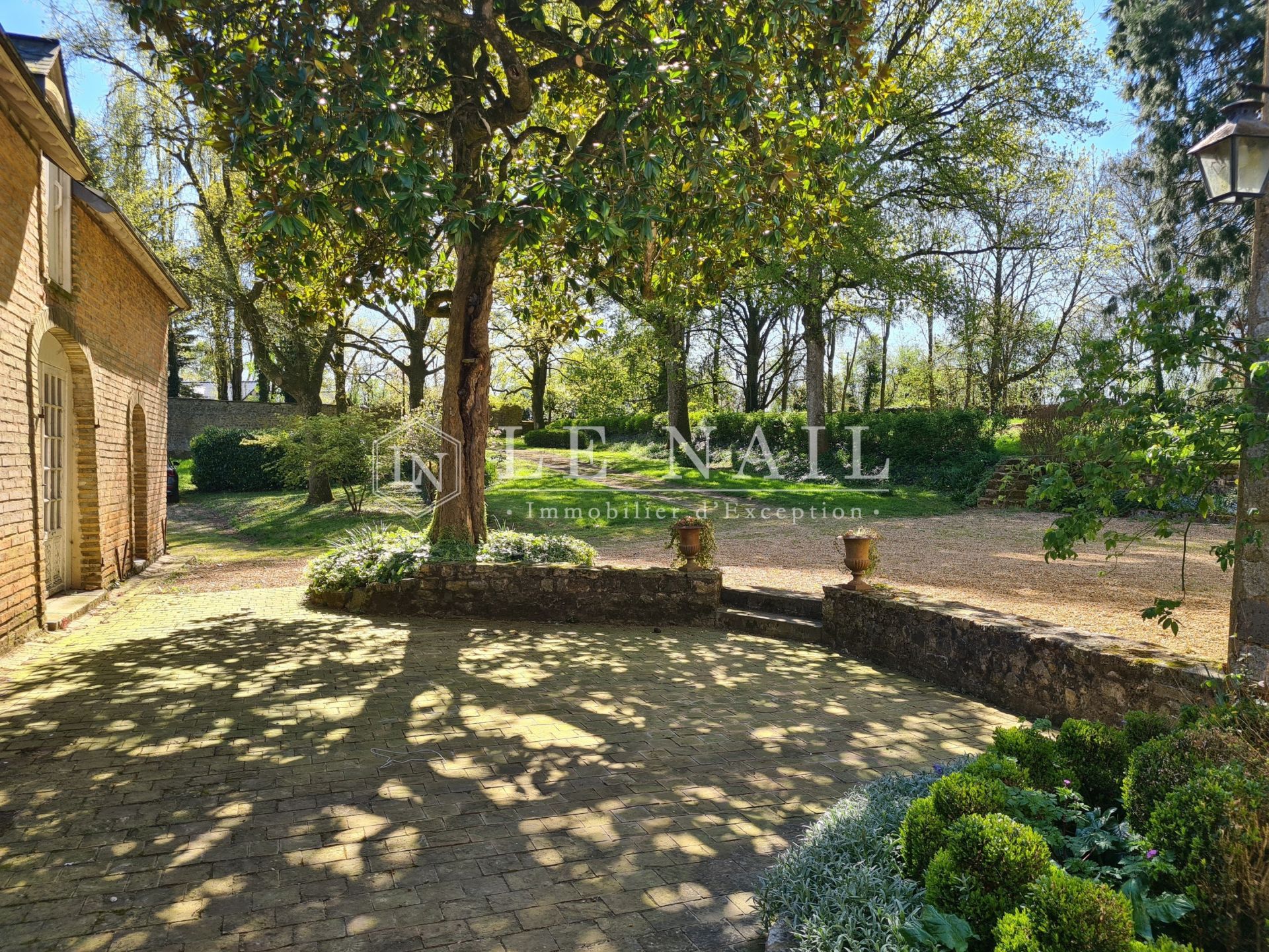 manoir 11 pièces en vente à SABLE SUR SARTHE (72300)