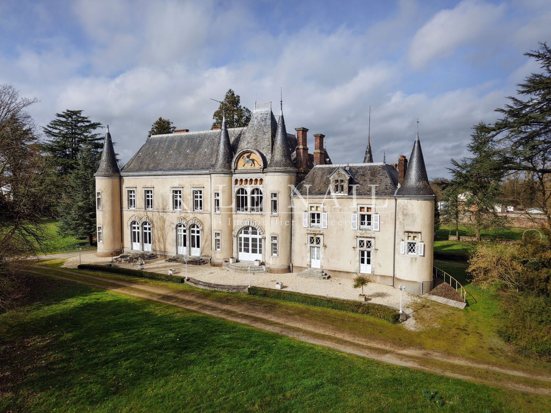 château 19 pièces en vente à LAVAL (53000) - Plus de details