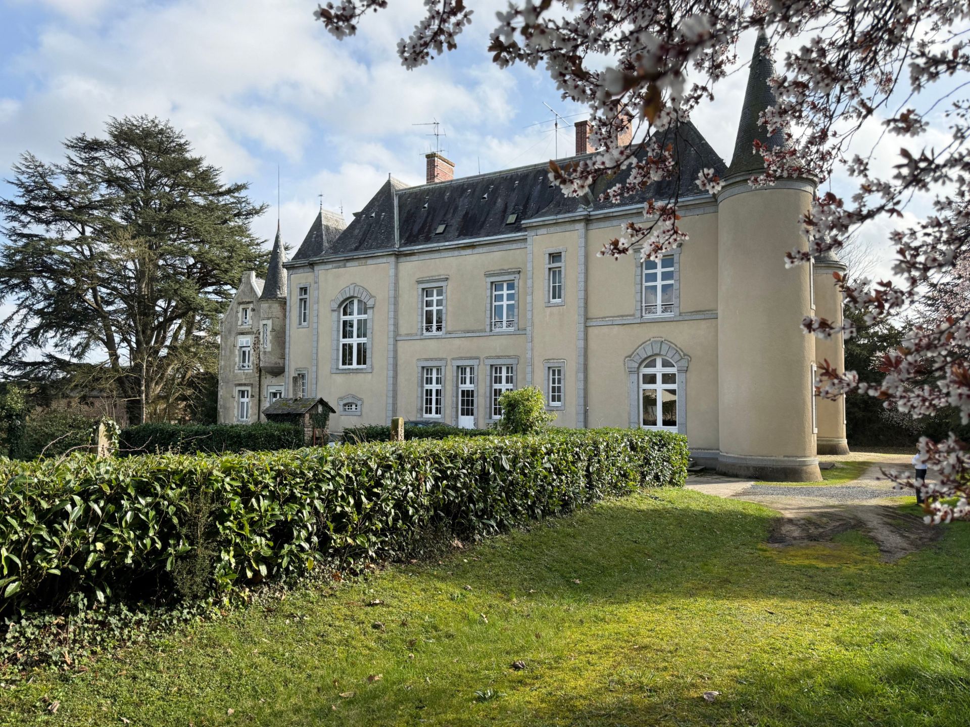 castle 19 rooms for sale on LAVAL (53000)
