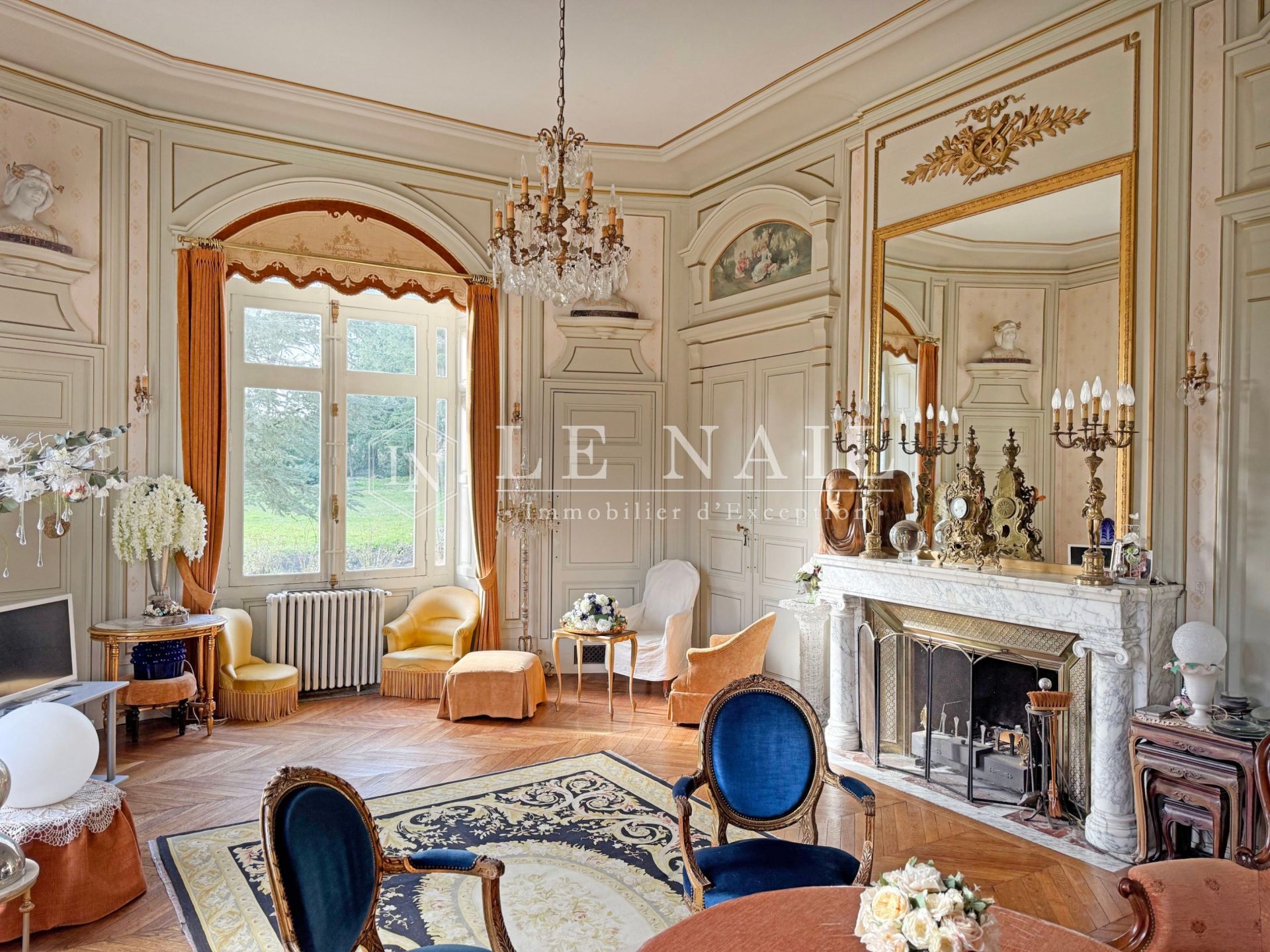 castle 19 rooms for sale on LAVAL (53000)