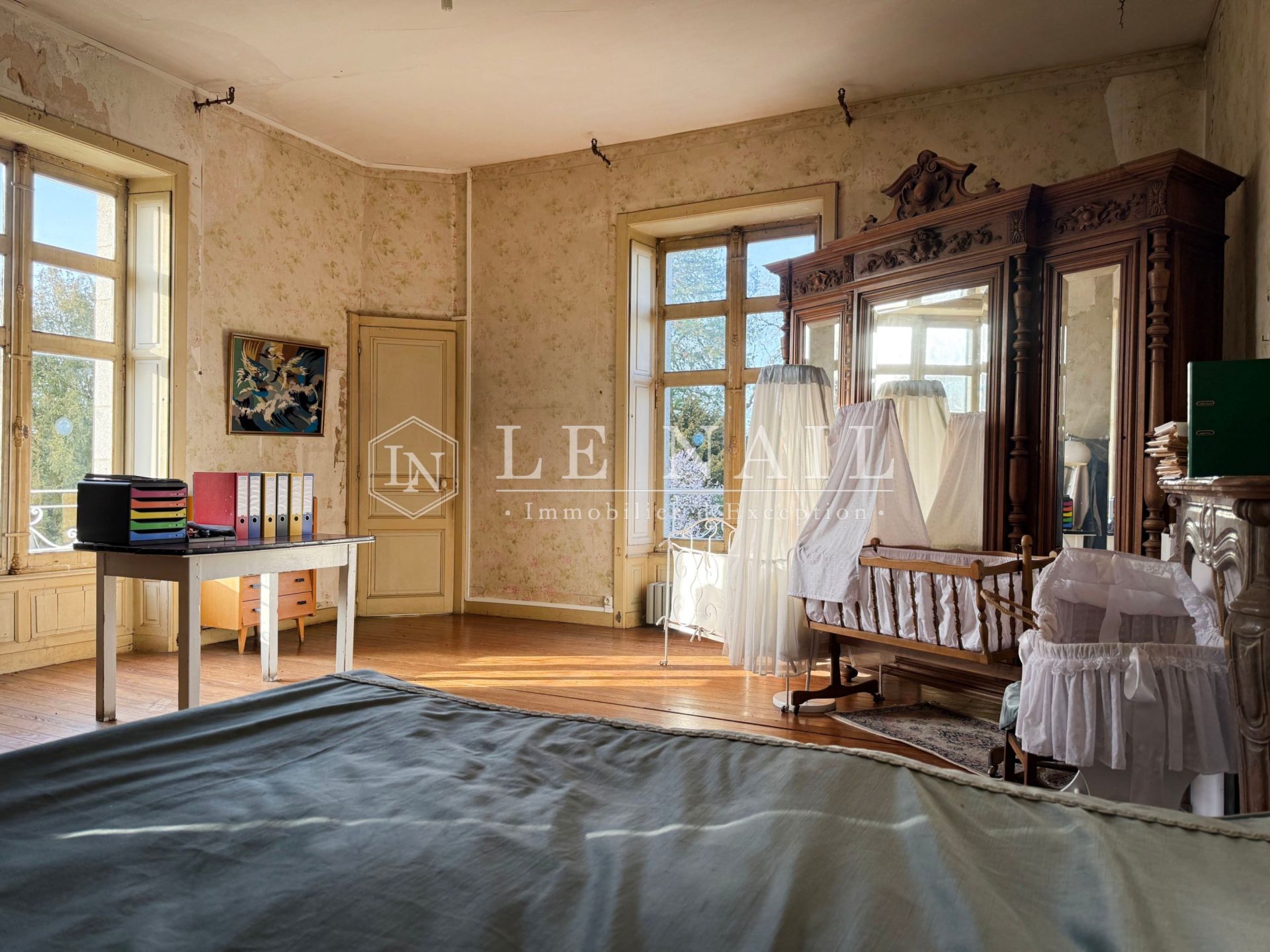 castle 19 rooms for sale on LAVAL (53000)