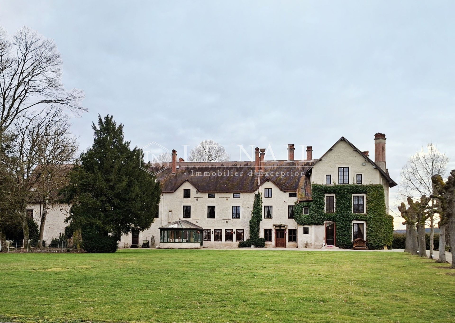 manoir 21 pièces en vente à CHATEAUVILLAIN (52120)