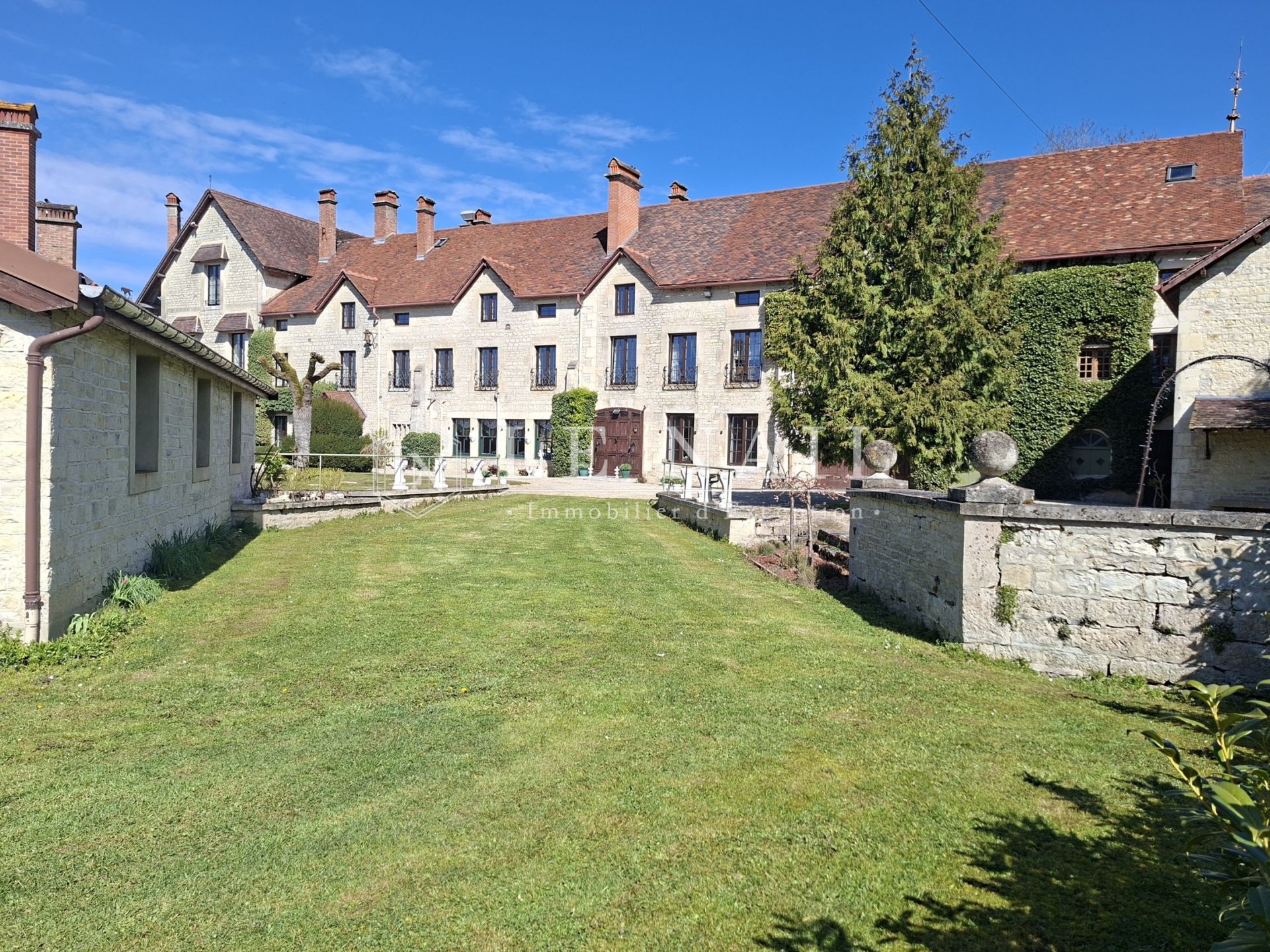manoir 21 pièces en vente à CHATEAUVILLAIN (52120)