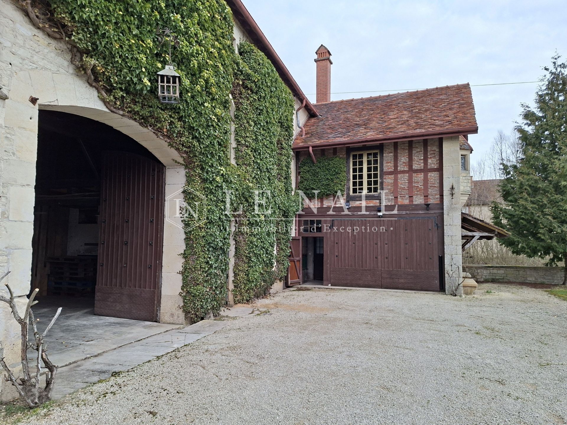 manoir 21 pièces en vente à CHATEAUVILLAIN (52120)