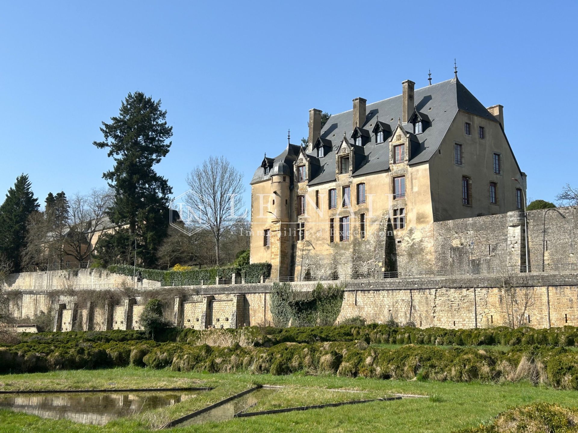 castle 36 rooms for sale on NEVERS (58000)
