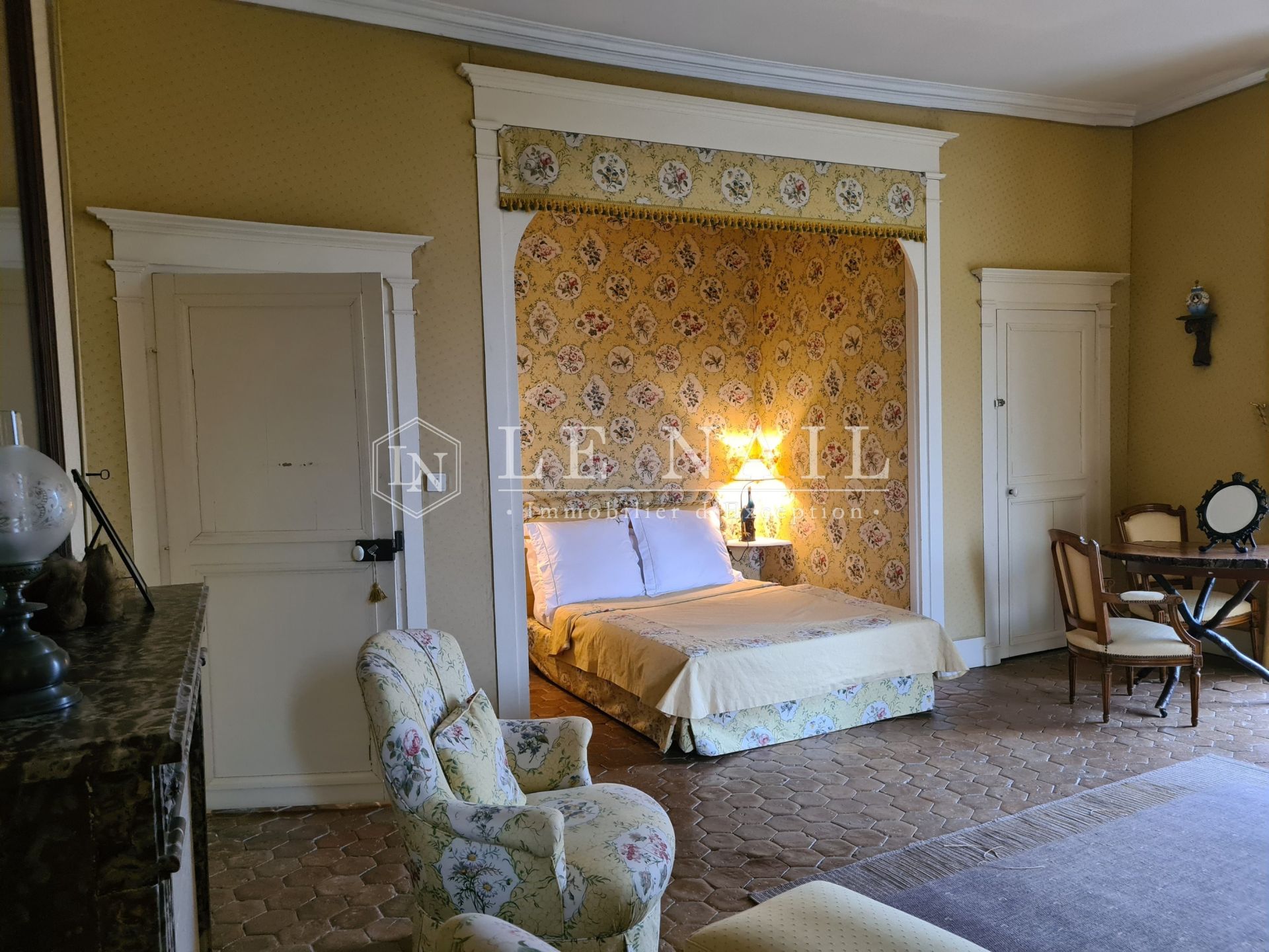 castle 36 rooms for sale on NEVERS (58000)