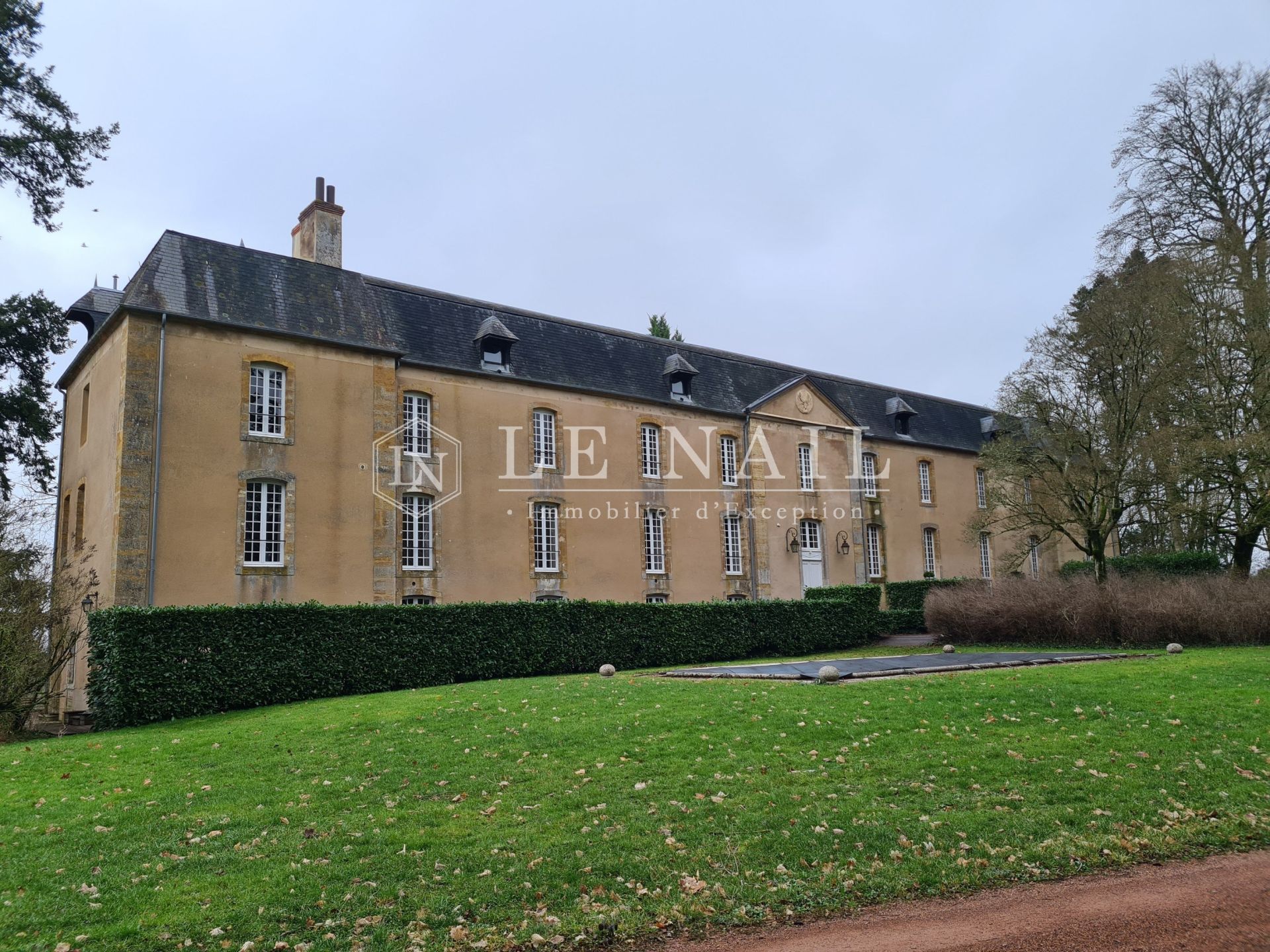 castle 36 rooms for sale on NEVERS (58000)