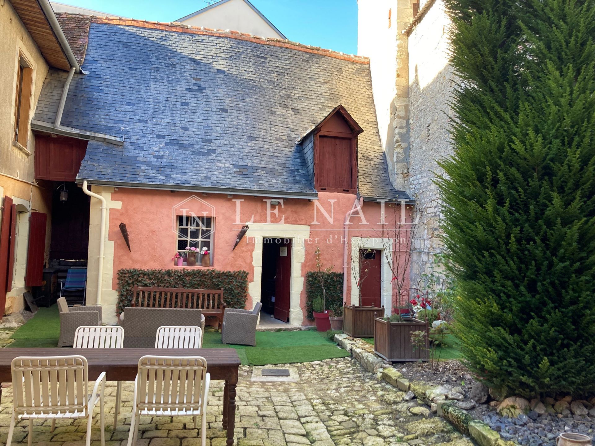 mansion (hôtel particulier) 10 rooms for sale on ISSOUDUN (36100)