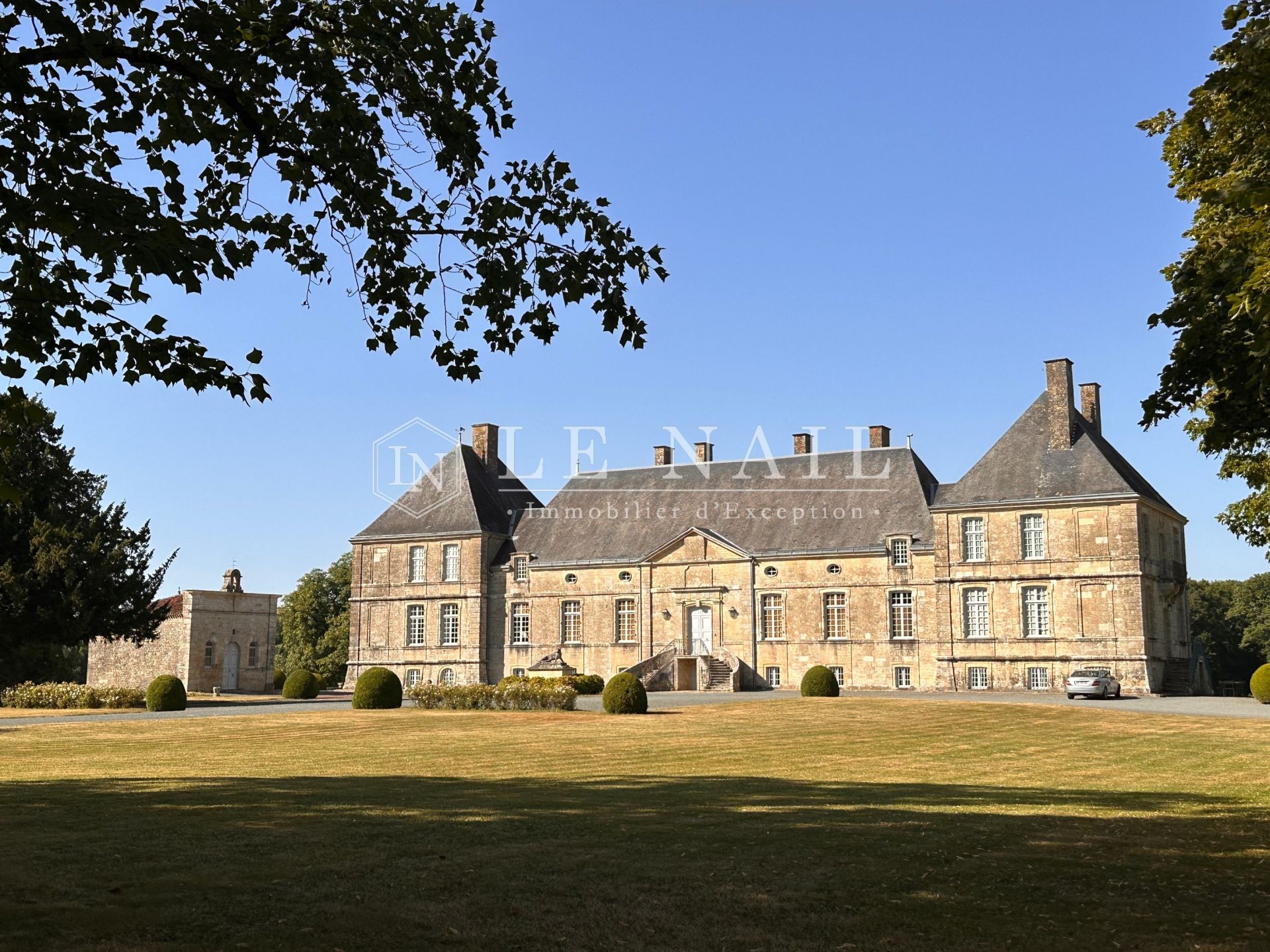 château 20 pièces en vente à FONTENAY LE COMTE (85200)