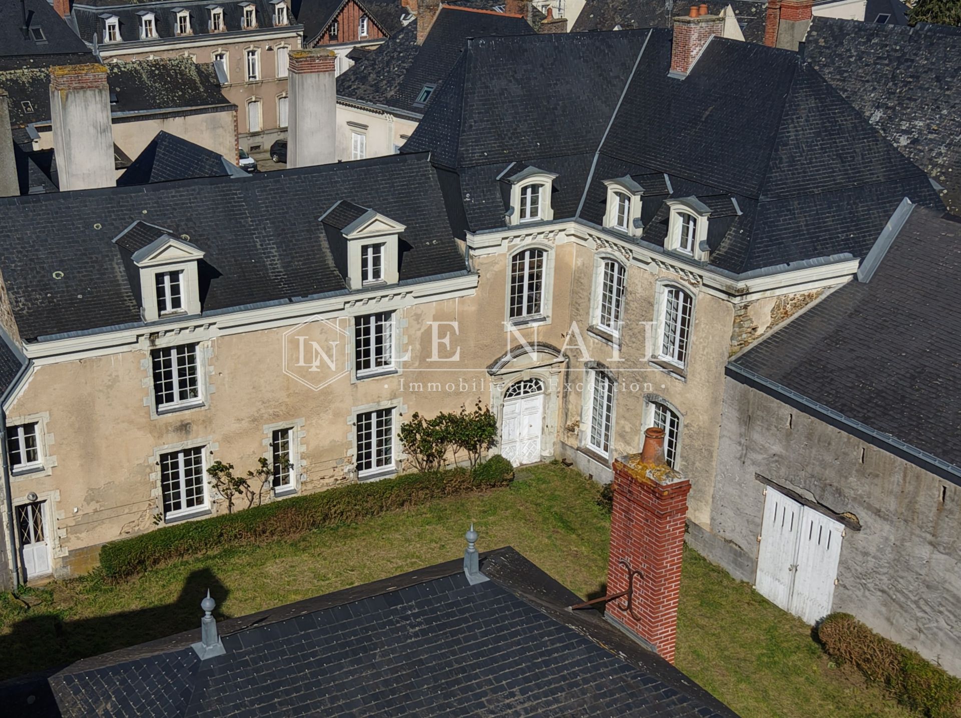 mansion (hôtel particulier) 11 rooms for sale on CRAON (53400)
