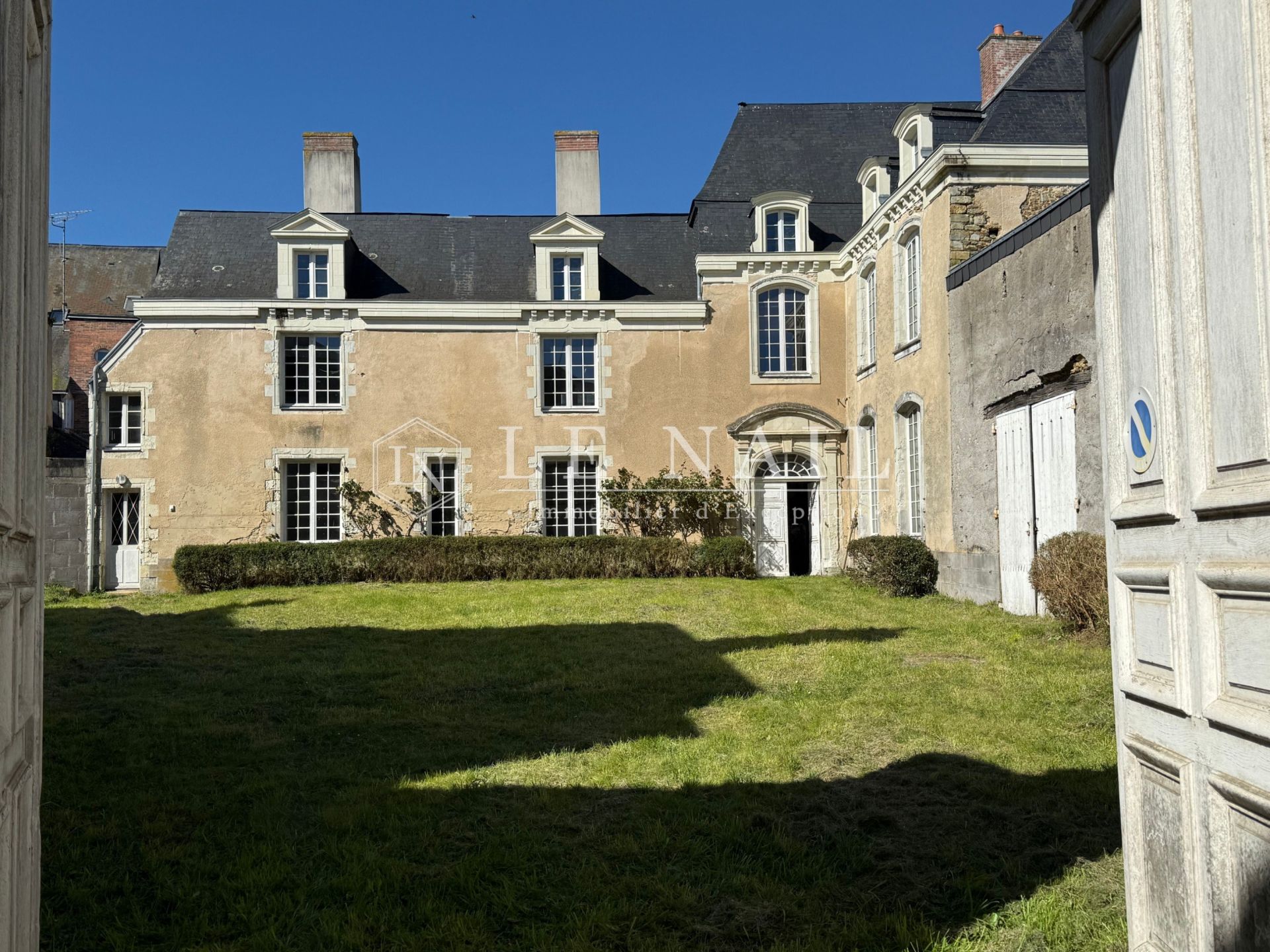 mansion (hôtel particulier) 11 rooms for sale on CRAON (53400)