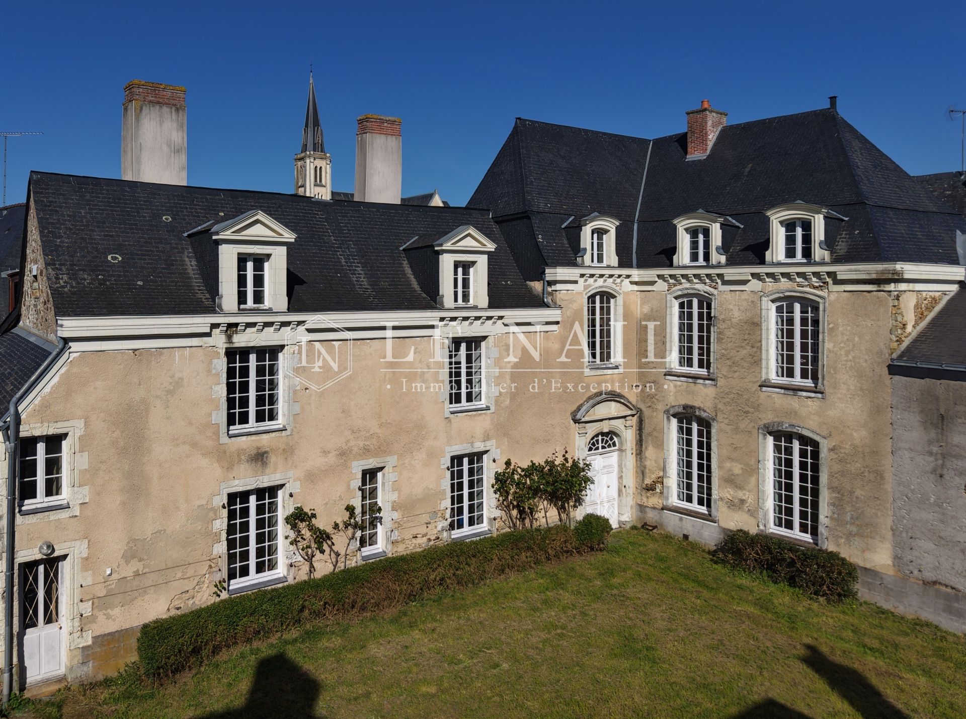 mansion (hôtel particulier) 11 rooms for sale on CRAON (53400)