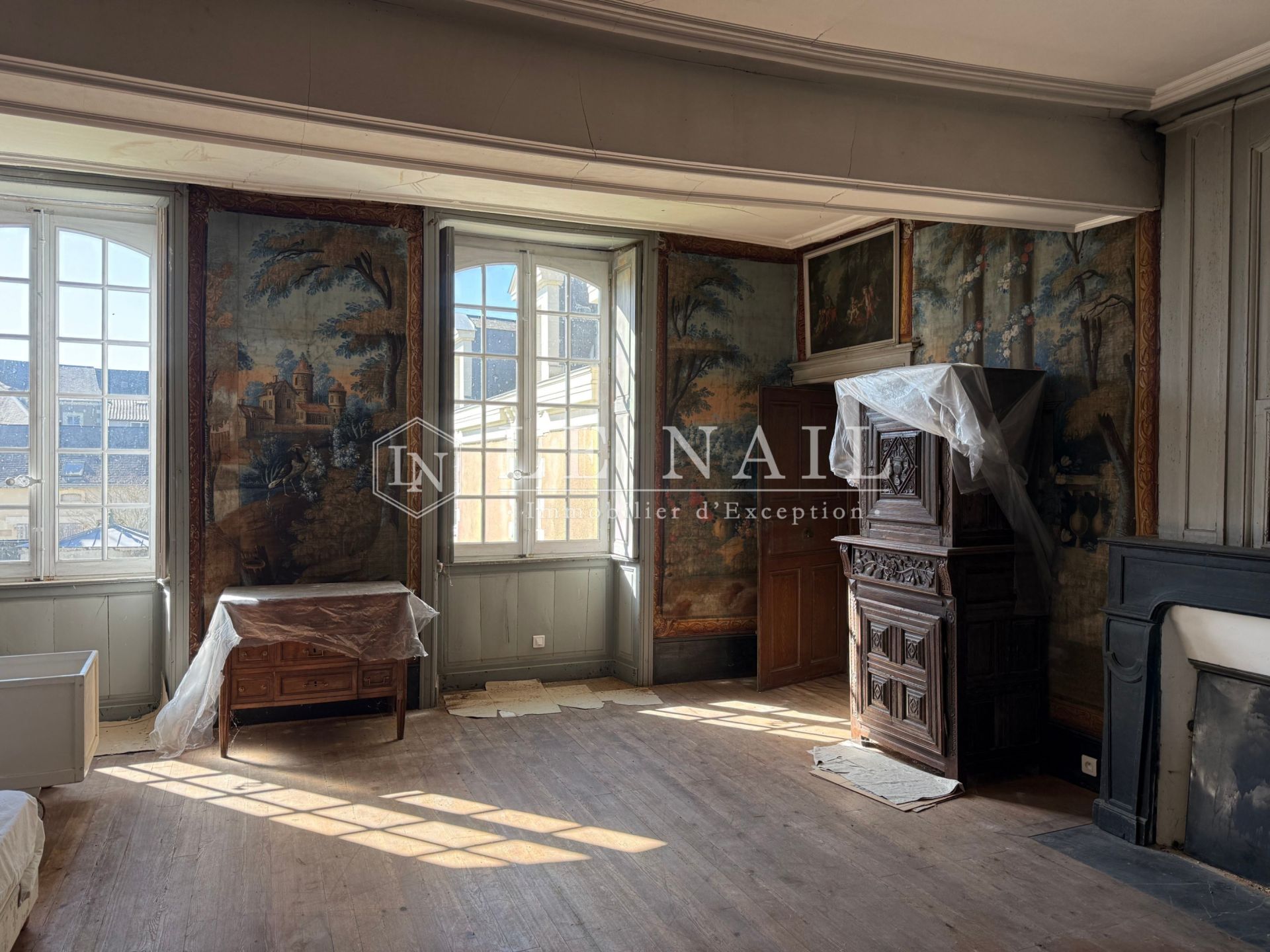 mansion (hôtel particulier) 11 rooms for sale on CRAON (53400)