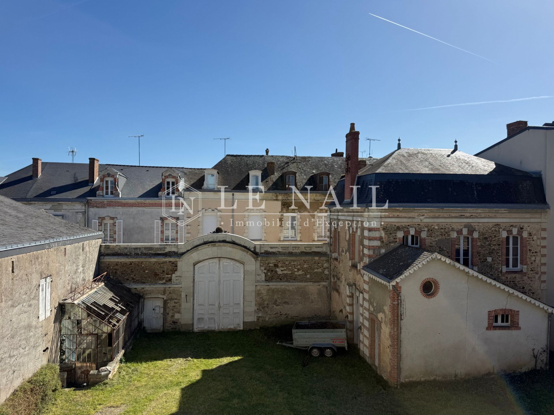 mansion (hôtel particulier) 11 rooms for sale on CRAON (53400)