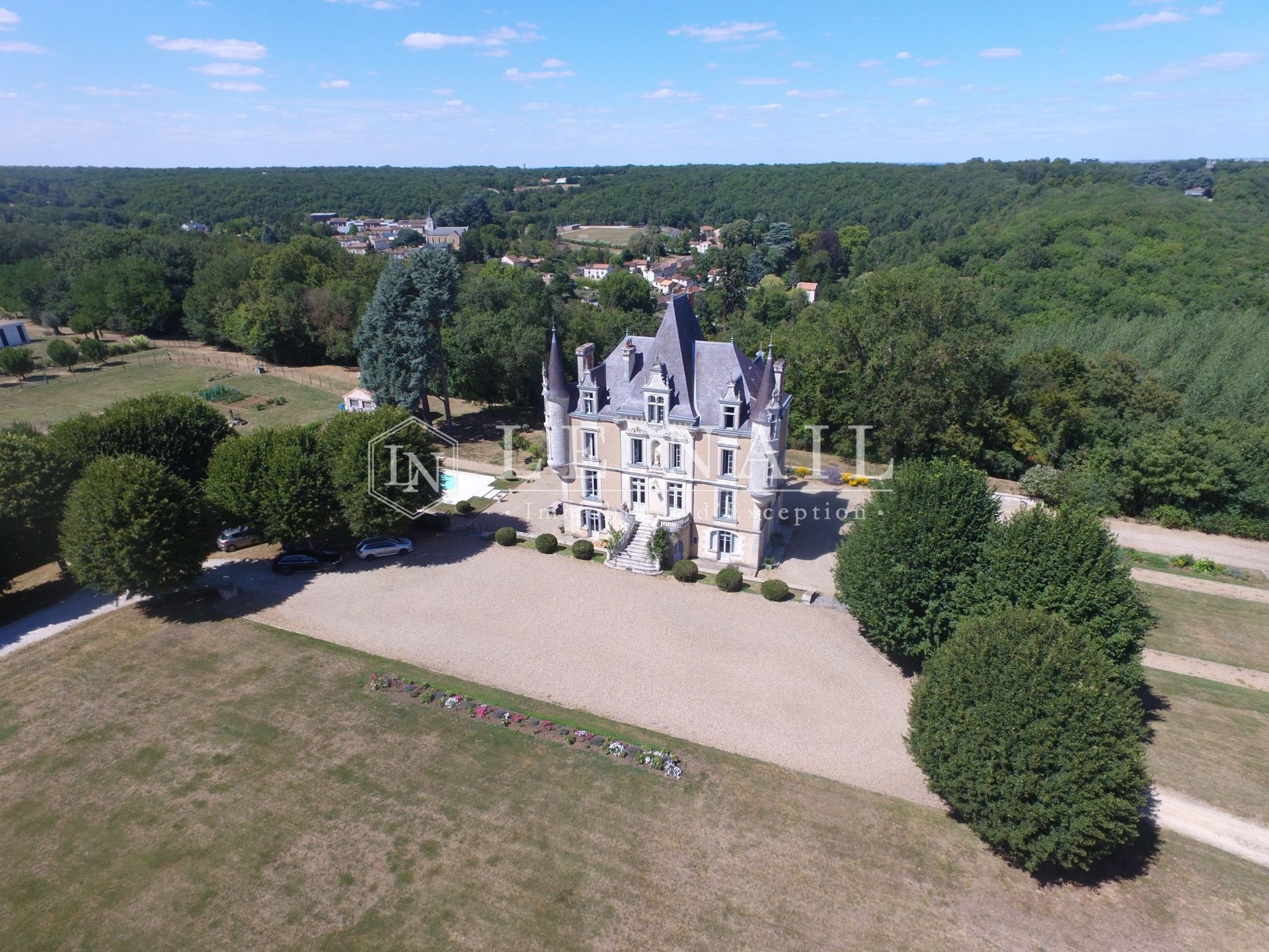 castle 15 rooms for sale on POITIERS (86000)