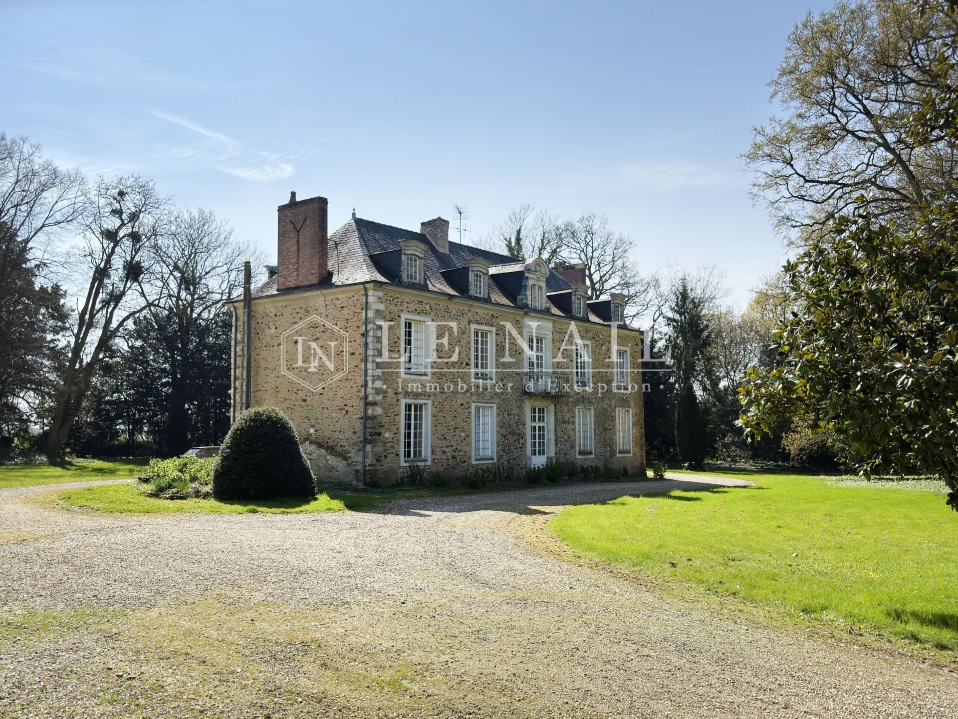mansion 13 rooms for sale on CHATEAU GONTIER (53200)