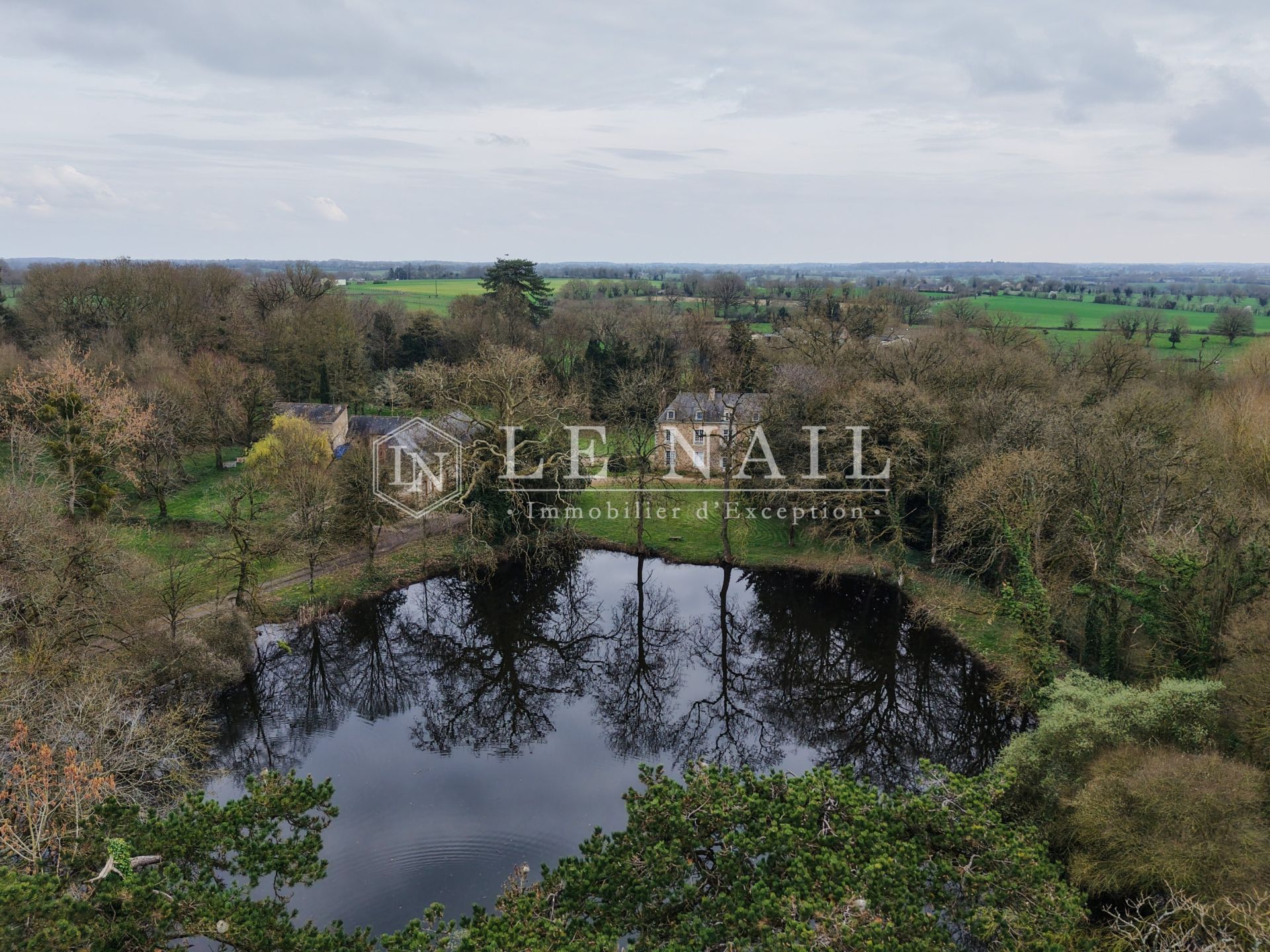maison de maître 13 pièces en vente à CHATEAU GONTIER (53200)