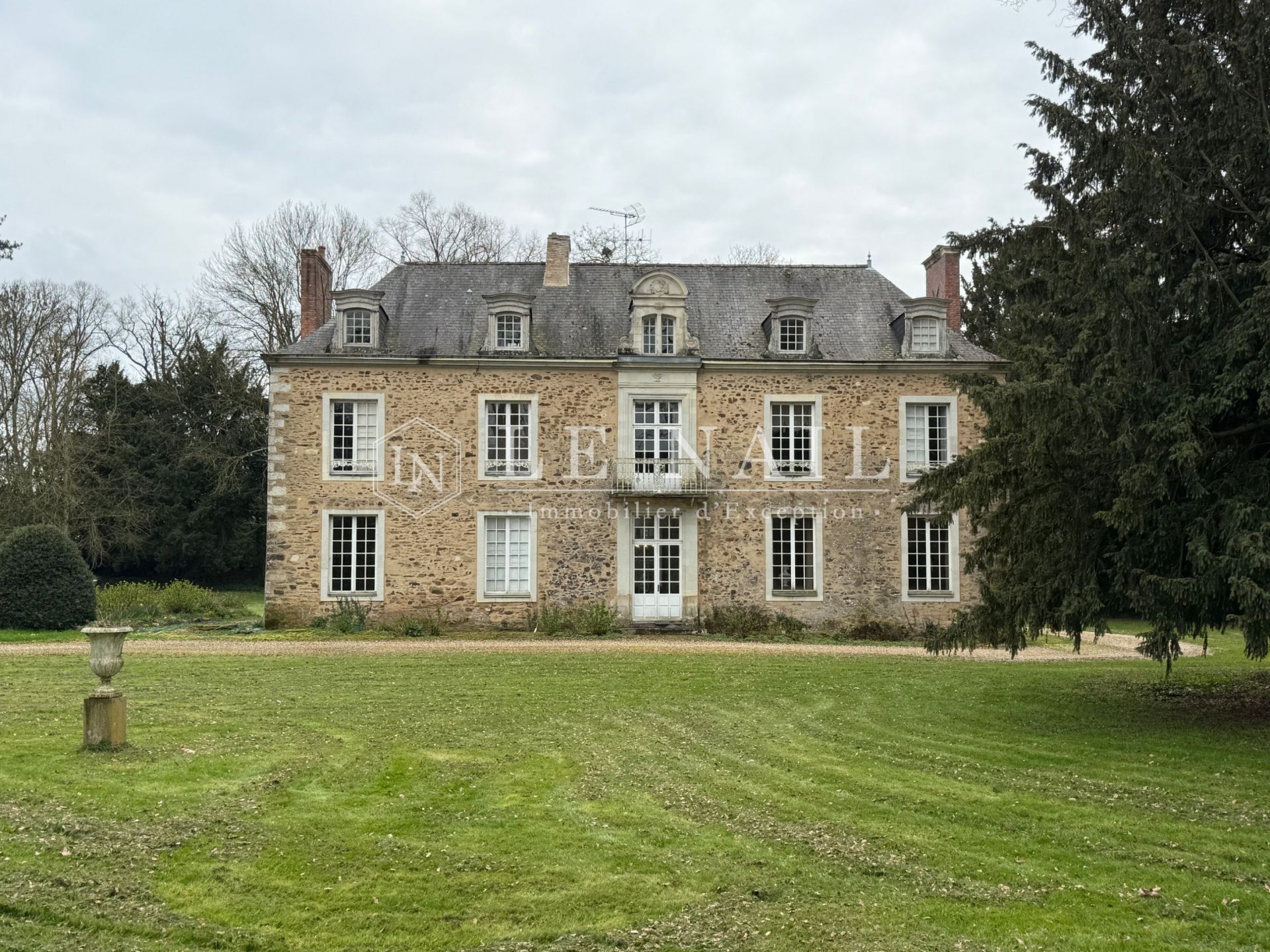 mansion 13 rooms for sale on CHATEAU GONTIER (53200)
