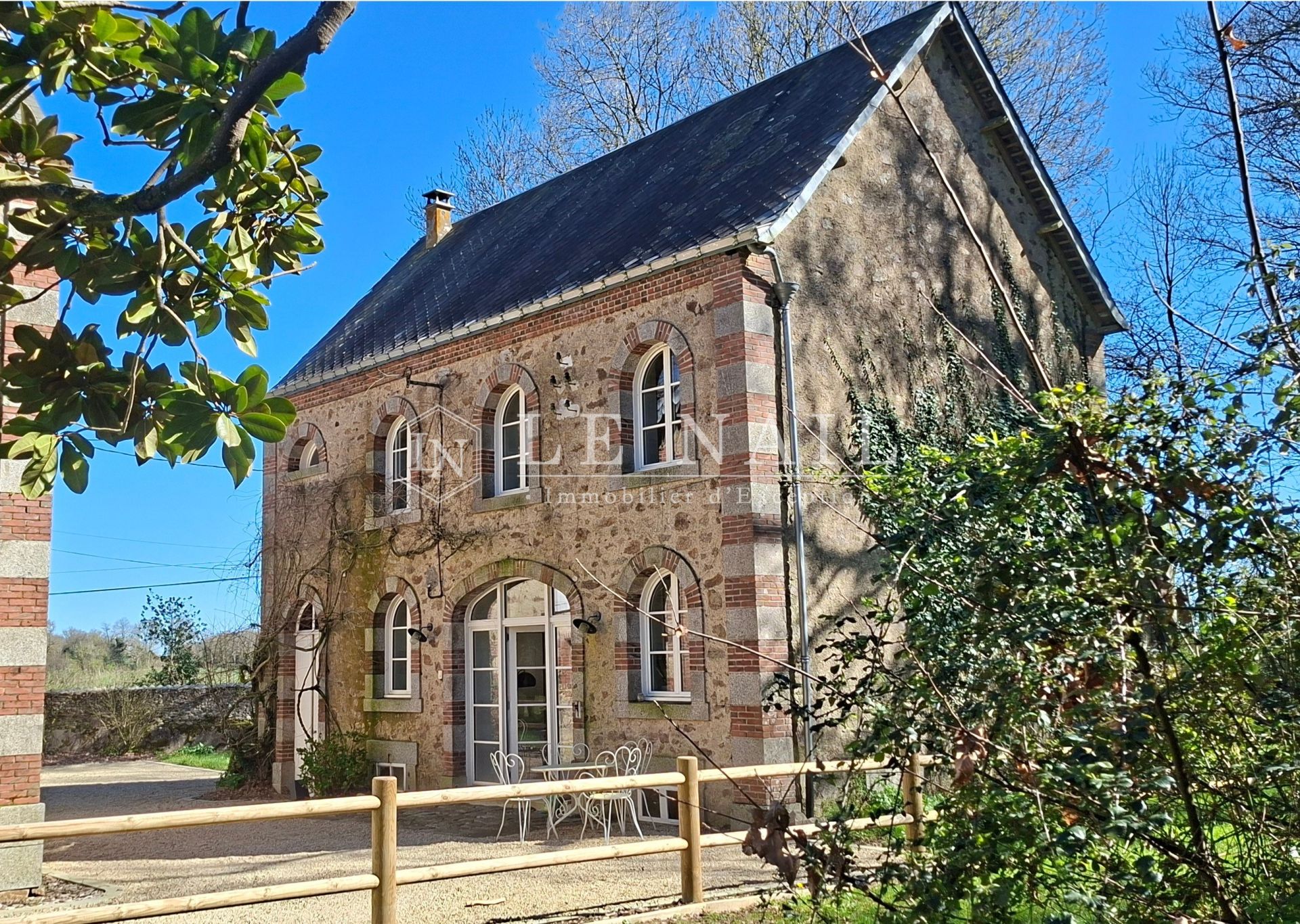 castle 16 rooms for sale on ST MESMIN (85700)