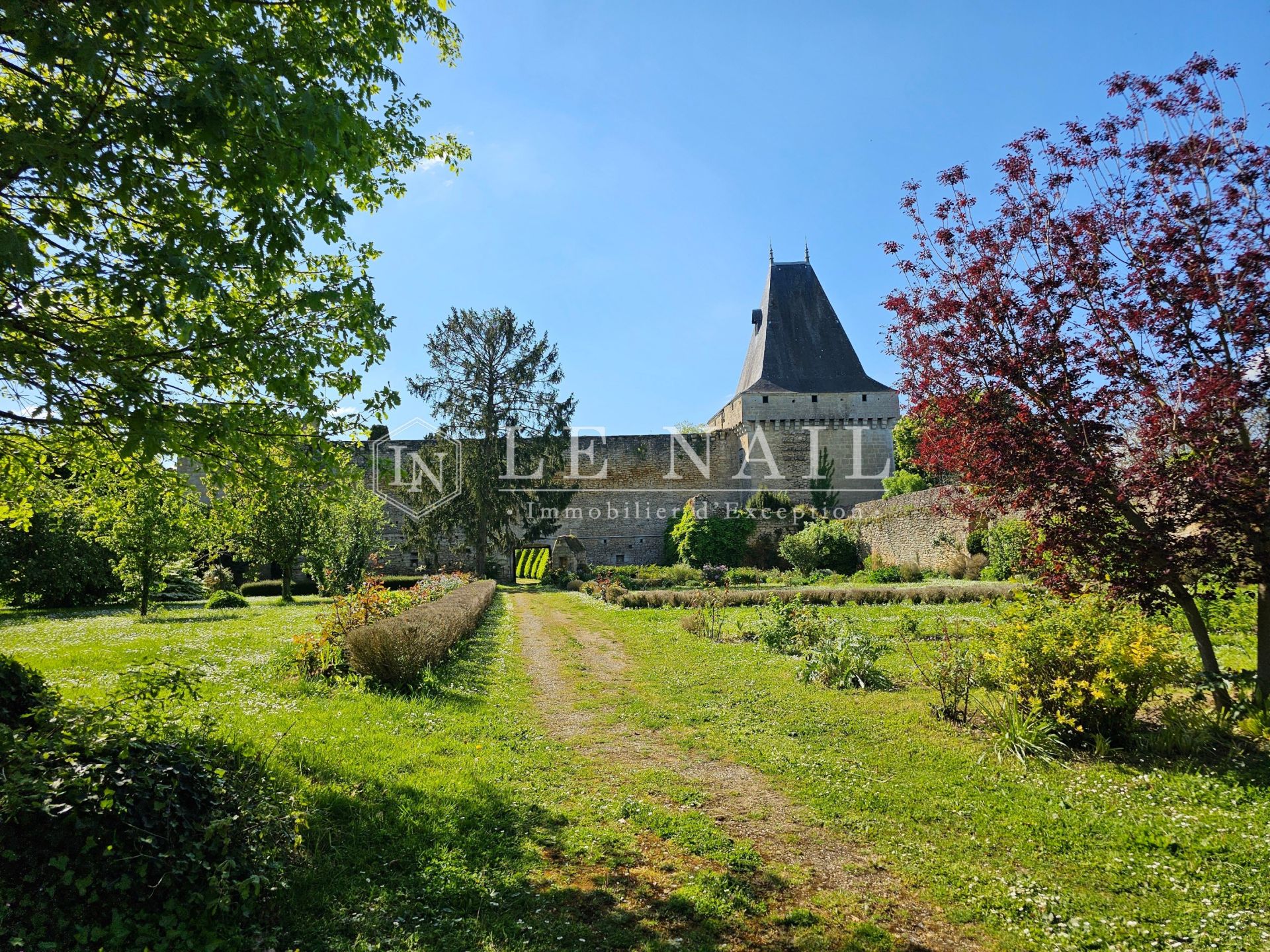 castle 9 rooms for sale on ANGERS (49100)