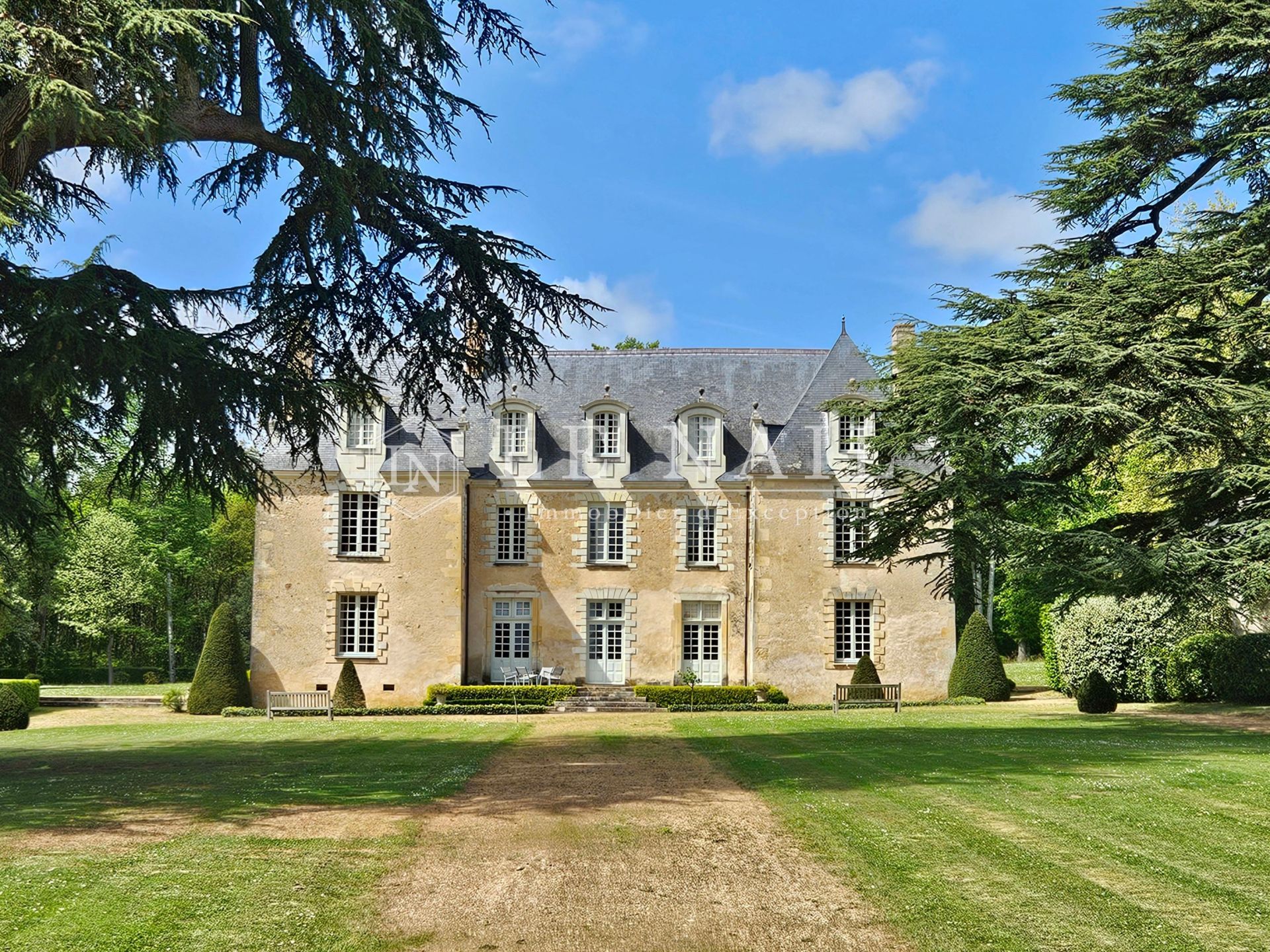 château 19 pièces en vente à SABLE SUR SARTHE (72300) - Plus de details