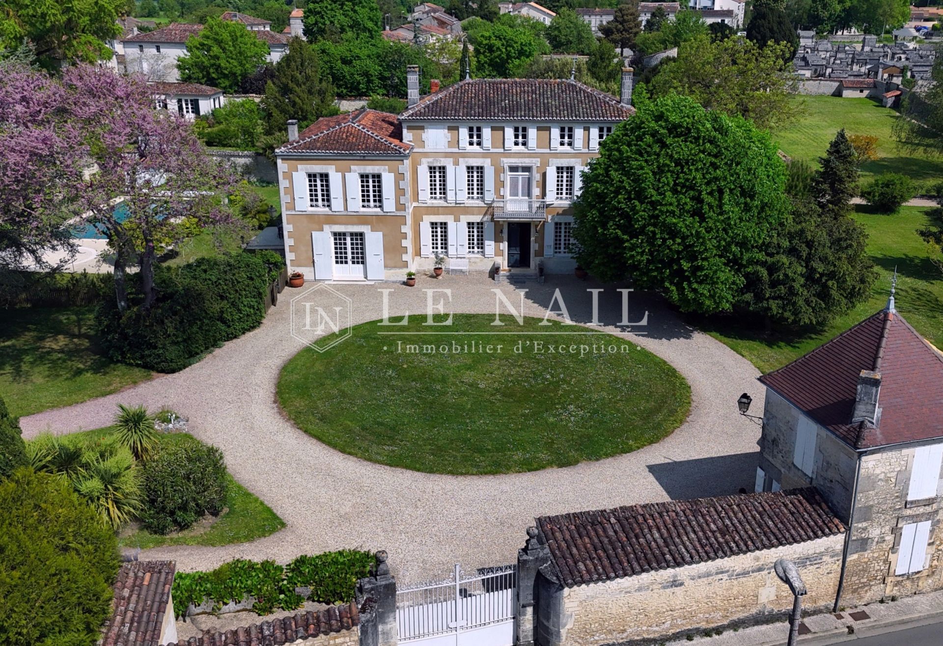 mansion 10 rooms for sale on JARNAC (16200)