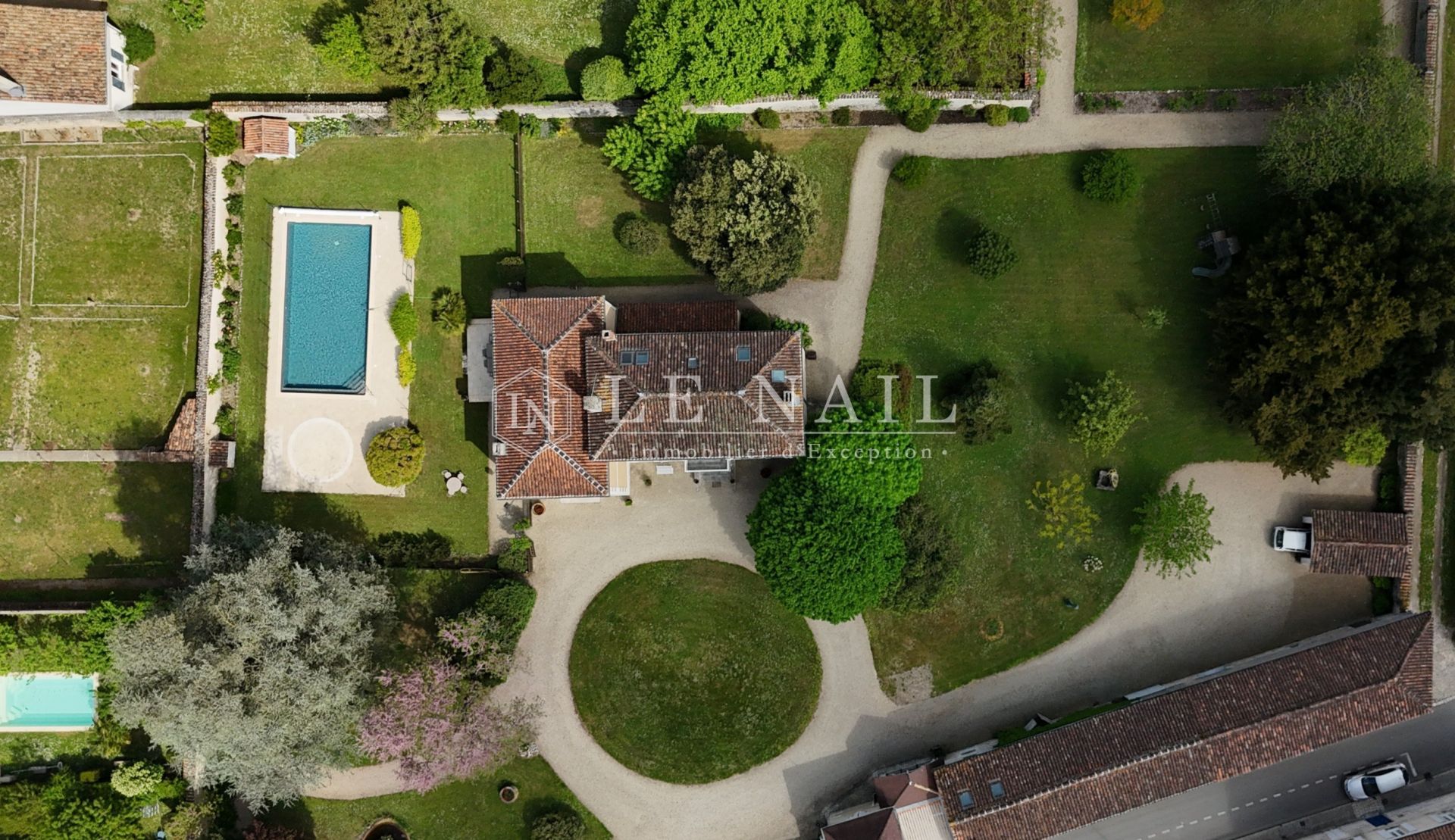 mansion 10 rooms for sale on JARNAC (16200)
