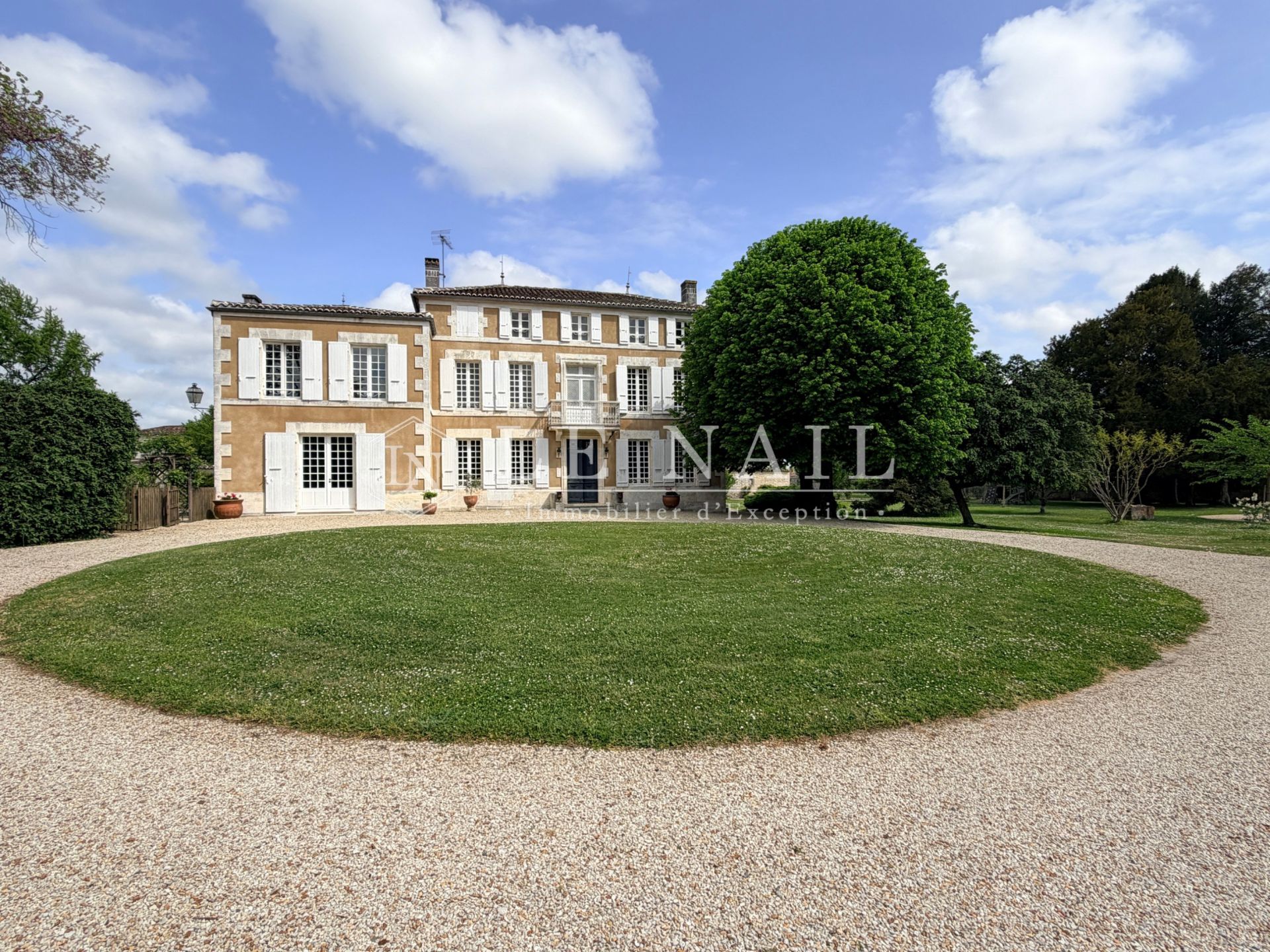 mansion 10 rooms for sale on JARNAC (16200)