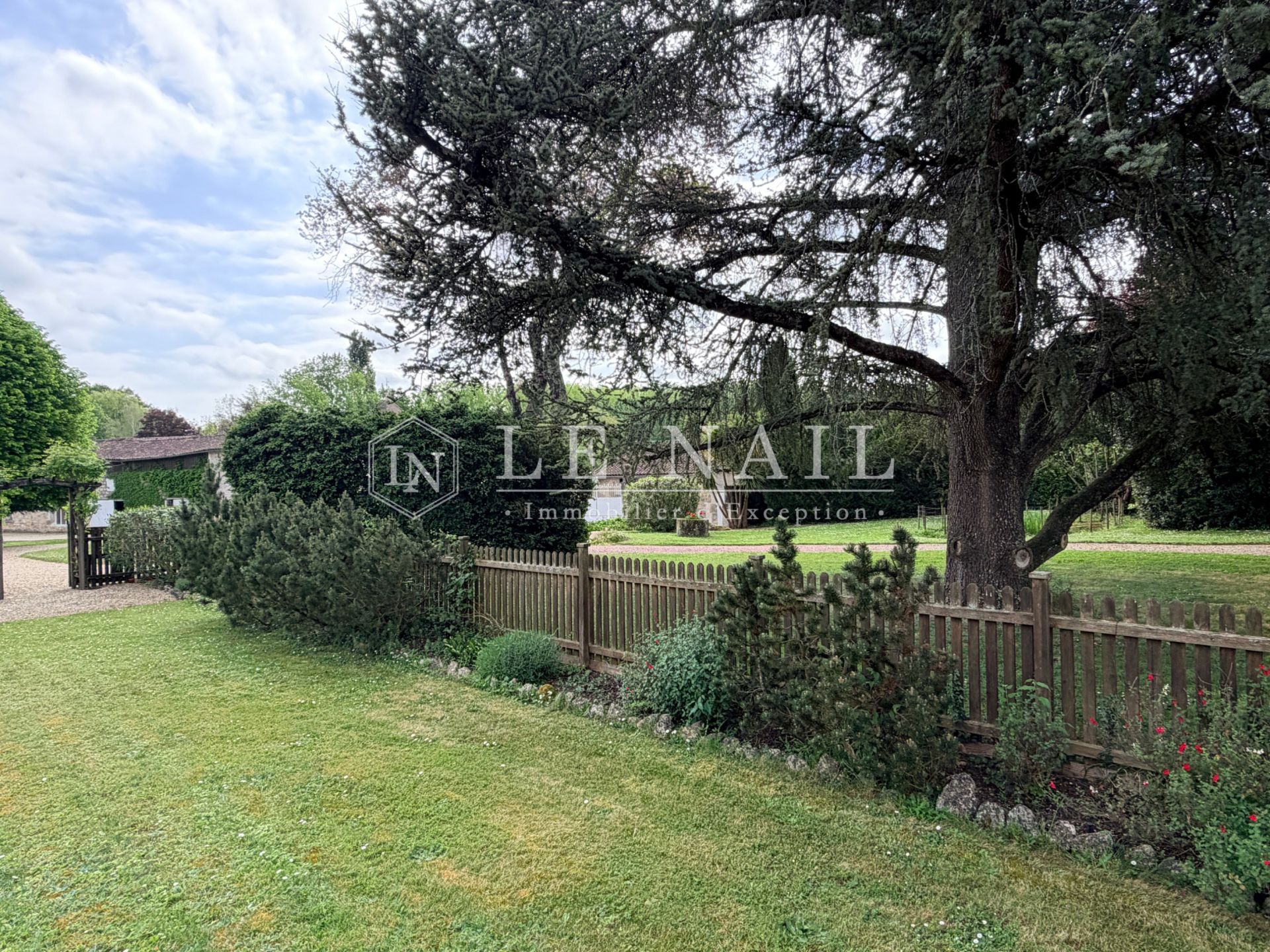 mansion 10 rooms for sale on JARNAC (16200)