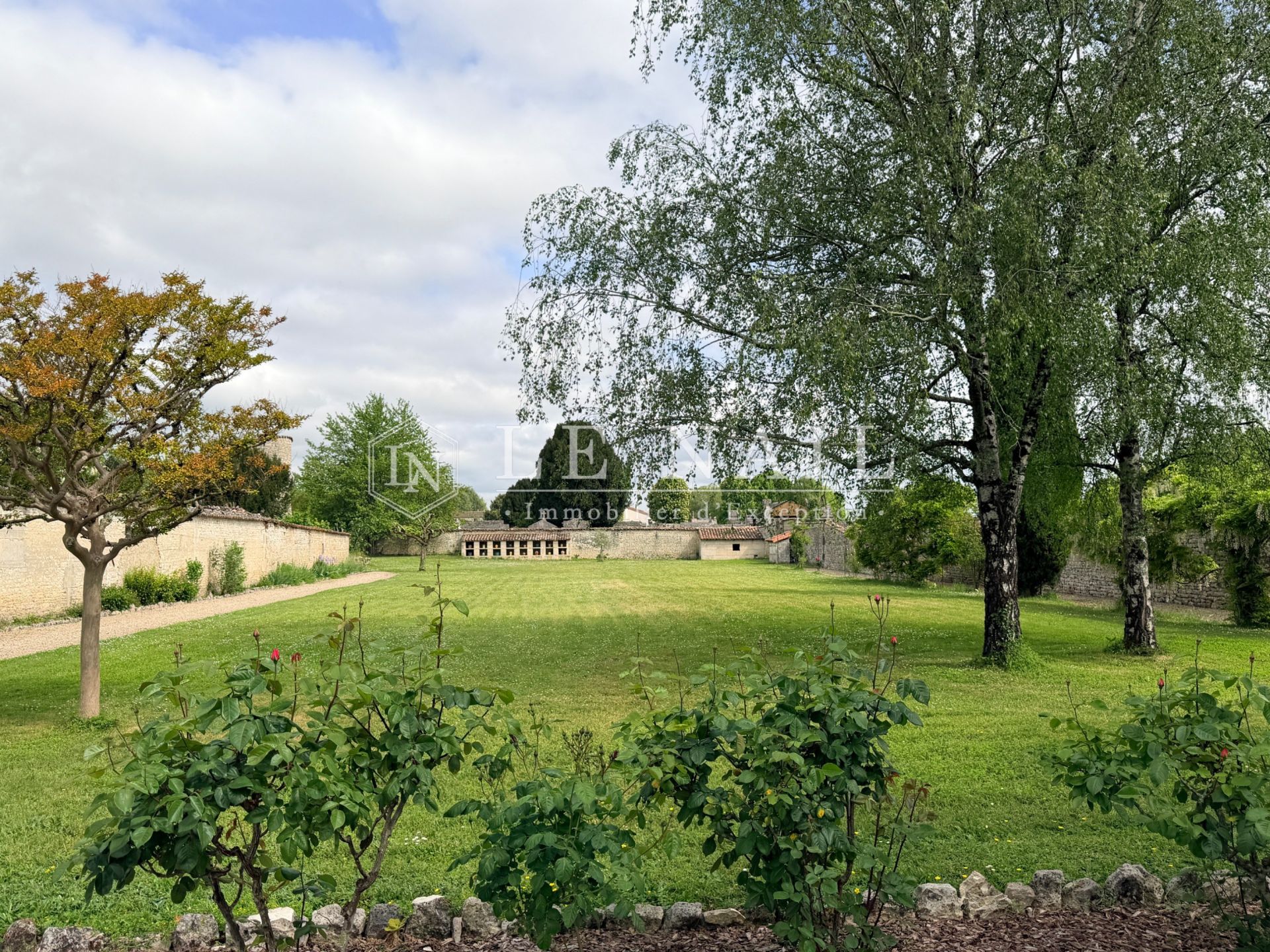 mansion 10 rooms for sale on JARNAC (16200)