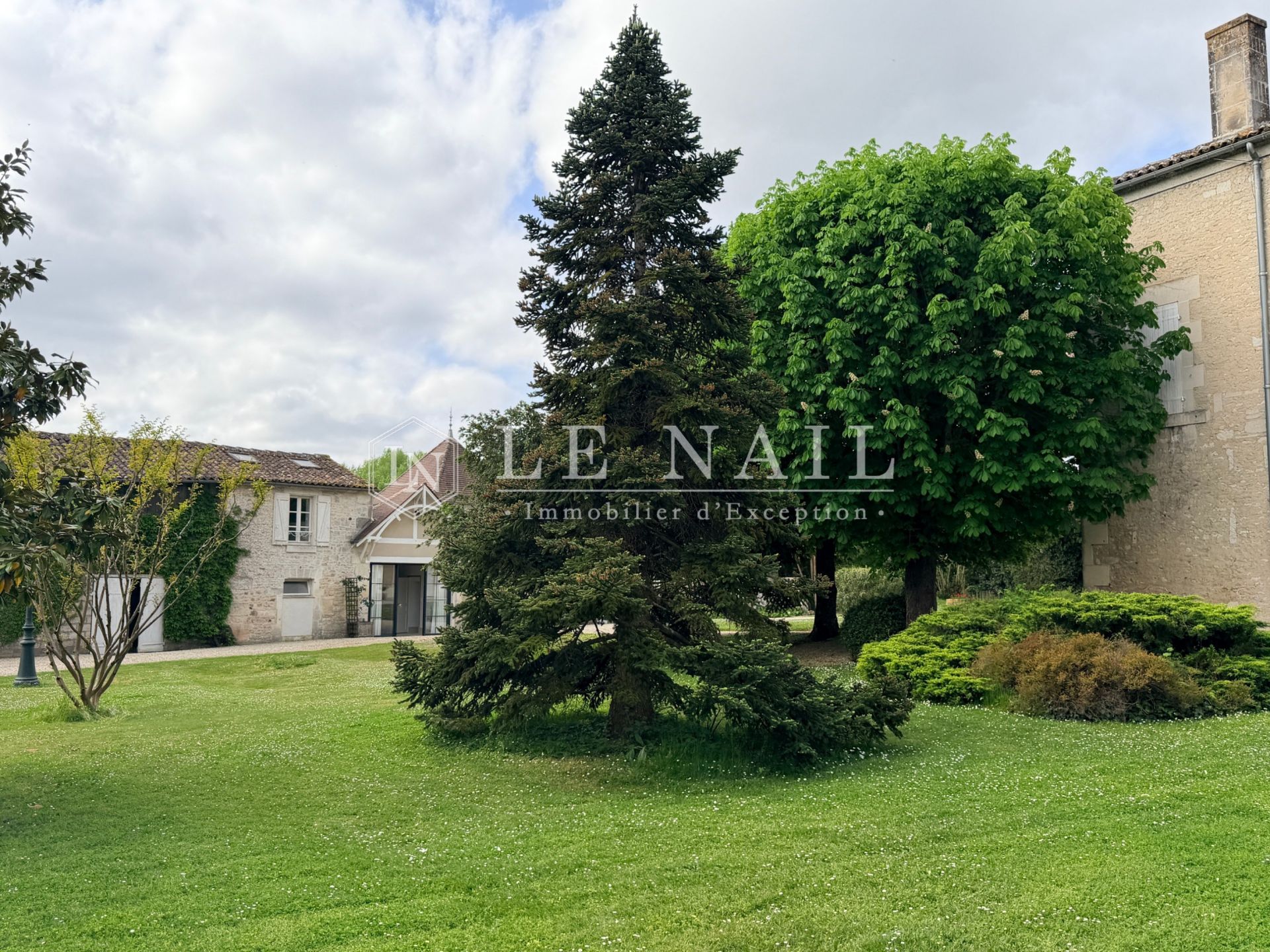 mansion 10 rooms for sale on JARNAC (16200)