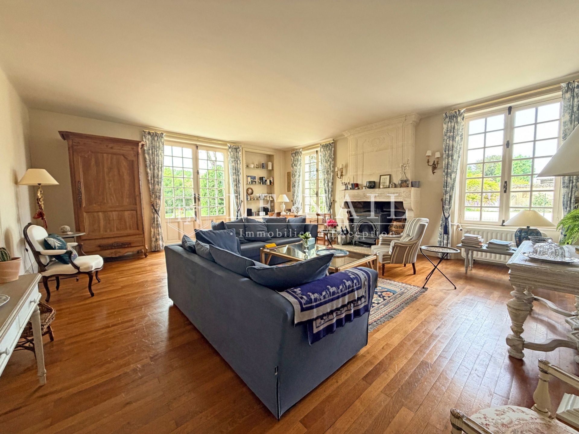 mansion 10 rooms for sale on JARNAC (16200)