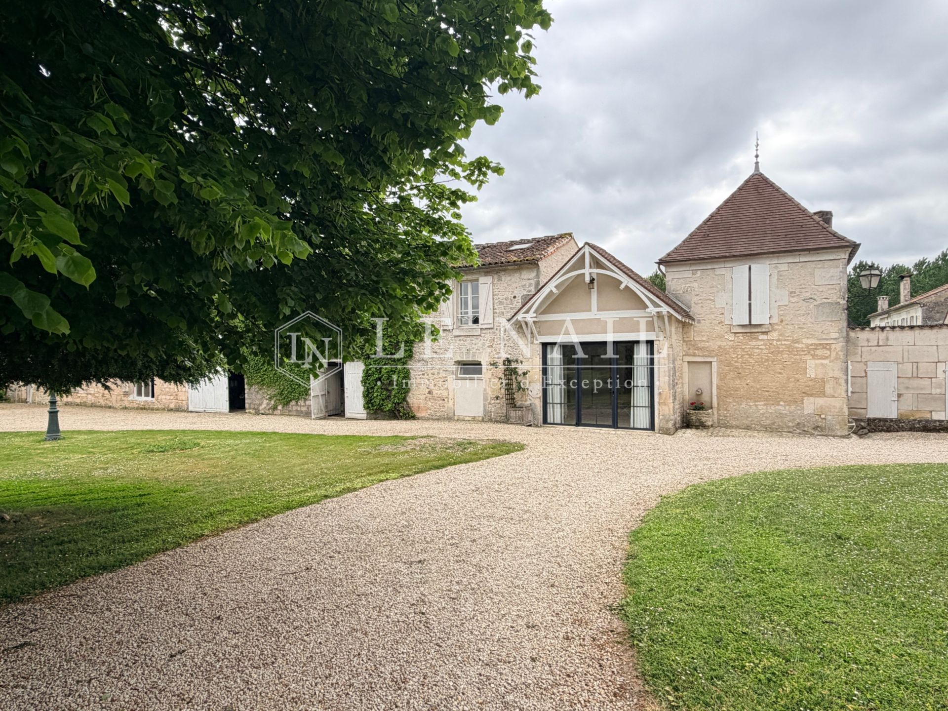 mansion 10 rooms for sale on JARNAC (16200)