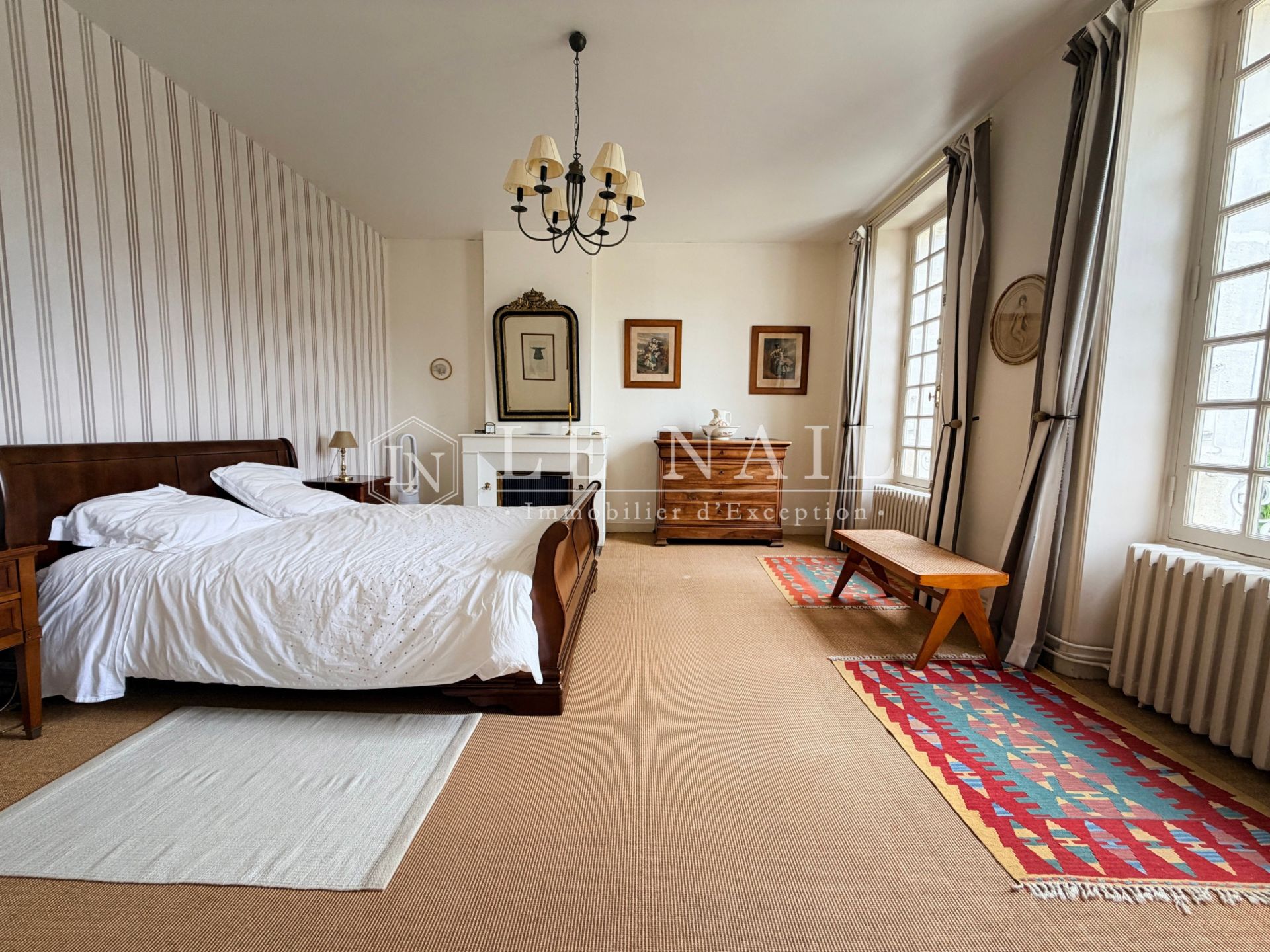 mansion 10 rooms for sale on JARNAC (16200)