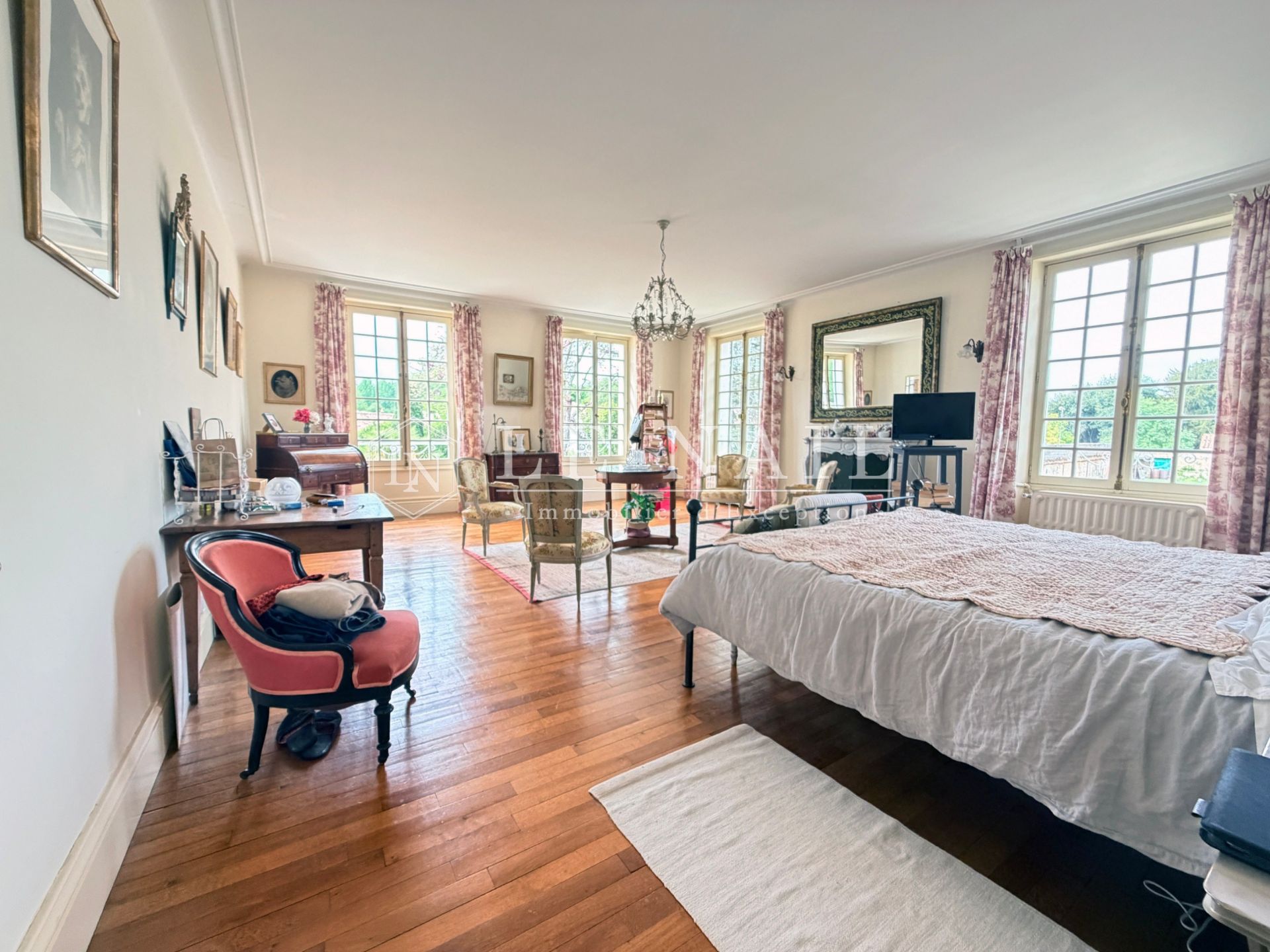 mansion 10 rooms for sale on JARNAC (16200)