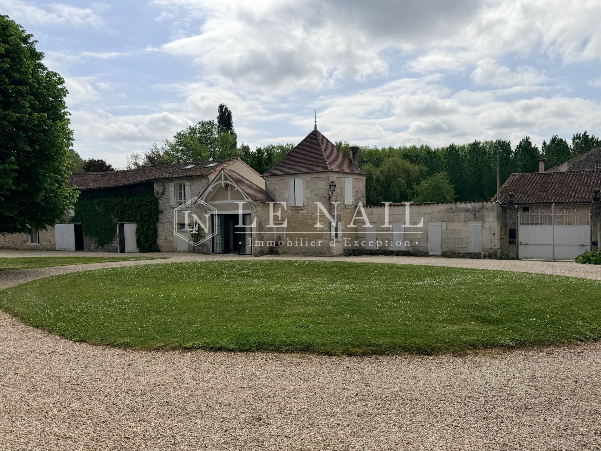 mansion 10 rooms for sale on JARNAC (16200)