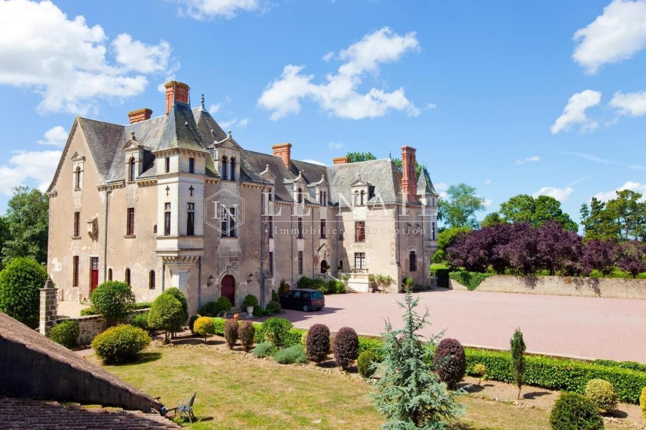 castle 30 rooms for sale on LA ROCHE SUR YON (85000)