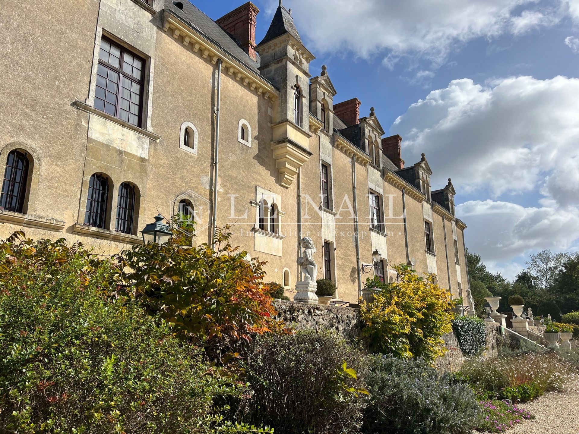 castle 30 rooms for sale on LA ROCHE SUR YON (85000)