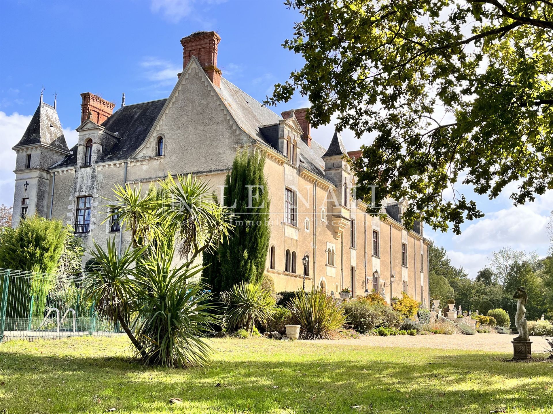 castle 30 rooms for sale on LA ROCHE SUR YON (85000)