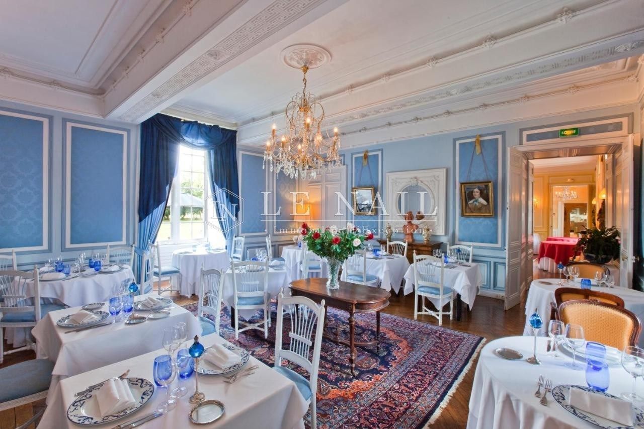 castle 30 rooms for sale on LA ROCHE SUR YON (85000)