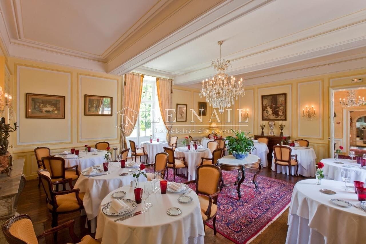 castle 30 rooms for sale on LA ROCHE SUR YON (85000)
